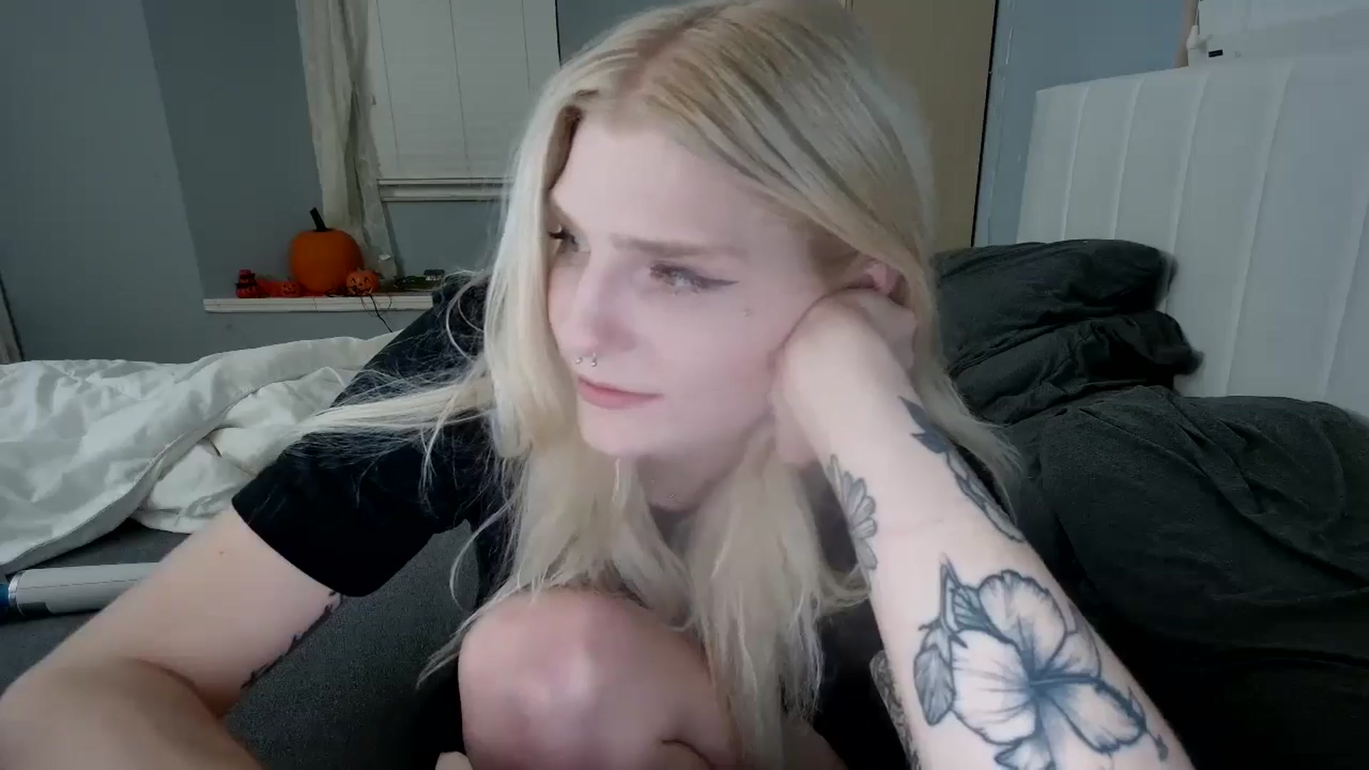 Gallery image thumbnail from DuckChan0's myfreecams stream on, 10/14/2024, 24:21 image 20 of 20