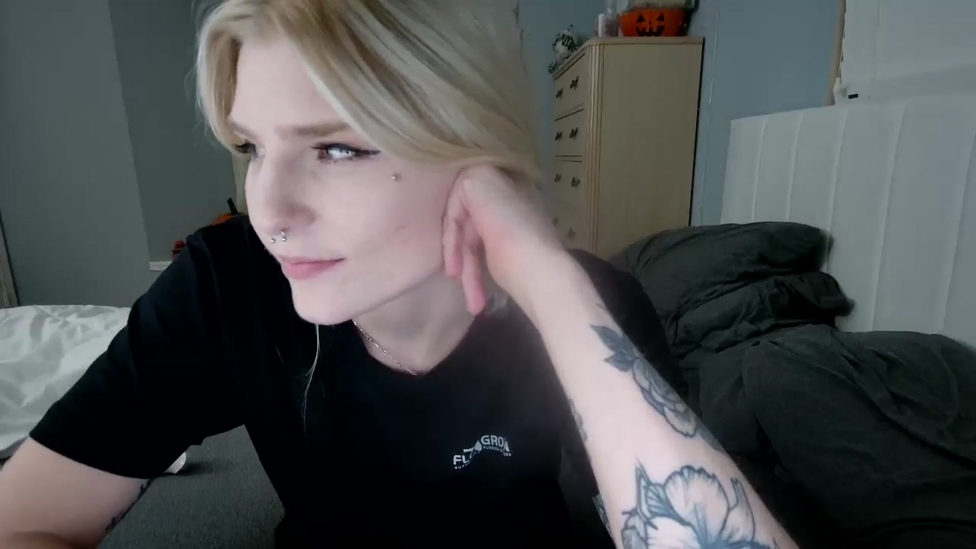 Gallery image thumbnail from DuckChan0's myfreecams stream on, 10/14/2024, 24:21 image 5 of 20
