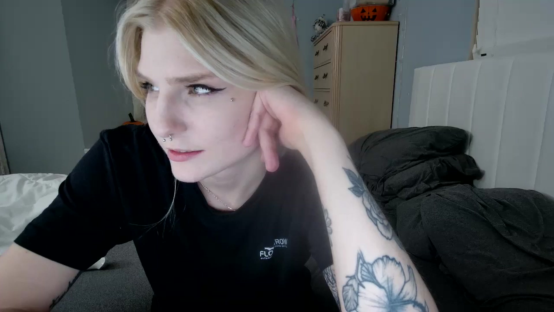Gallery image thumbnail from DuckChan0's myfreecams stream on, 10/14/2024, 24:21 image 9 of 20