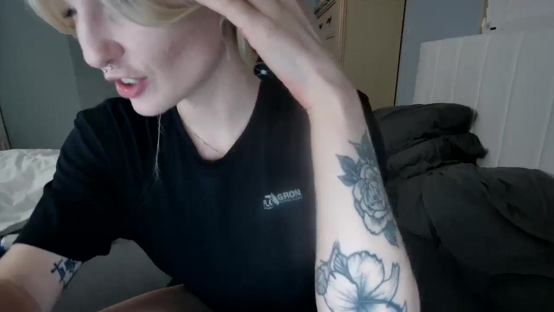 Gallery image thumbnail from DuckChan0's myfreecams stream on, 10/14/2024, 24:21 image 10 of 20