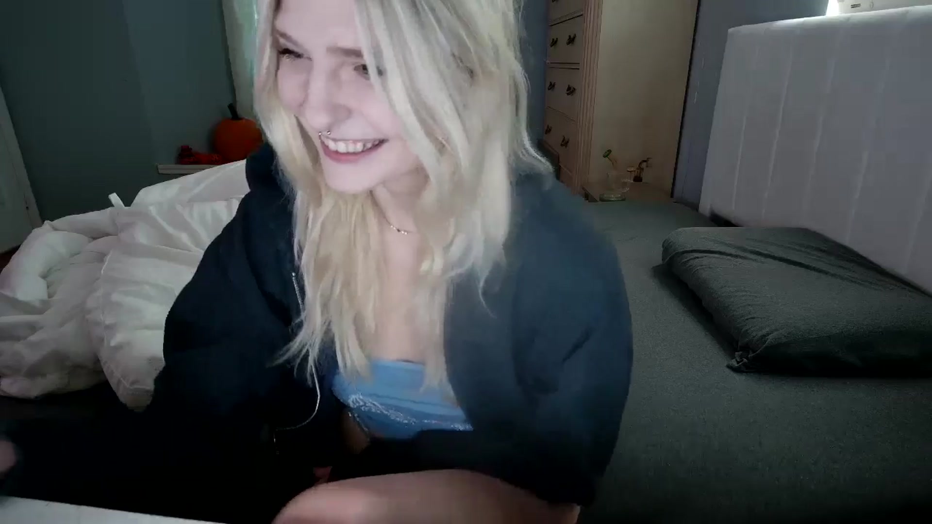 Gallery image thumbnail from DuckChan0's myfreecams stream on, 10/14/2024, 15:00 image 7 of 20