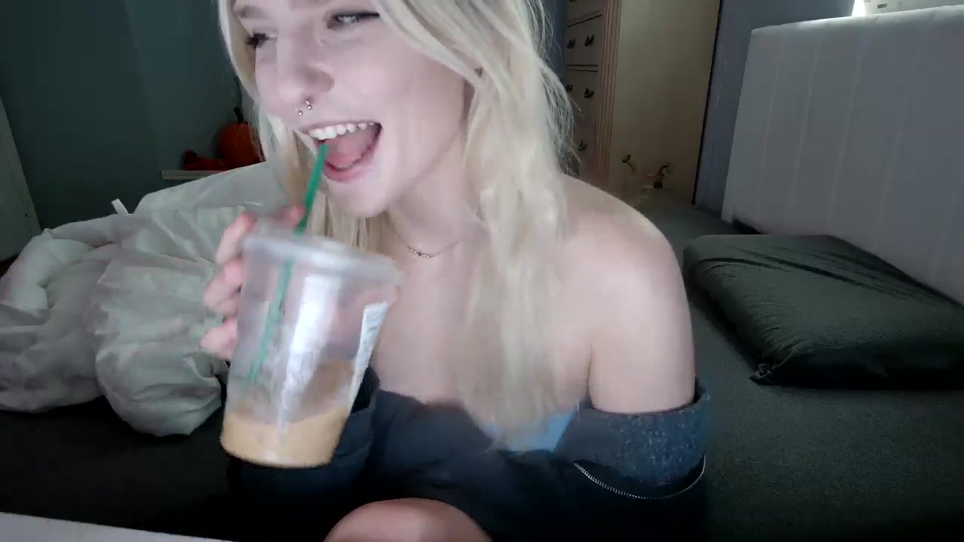 Gallery image thumbnail from DuckChan0's myfreecams stream on, 10/14/2024, 15:00 image 9 of 20