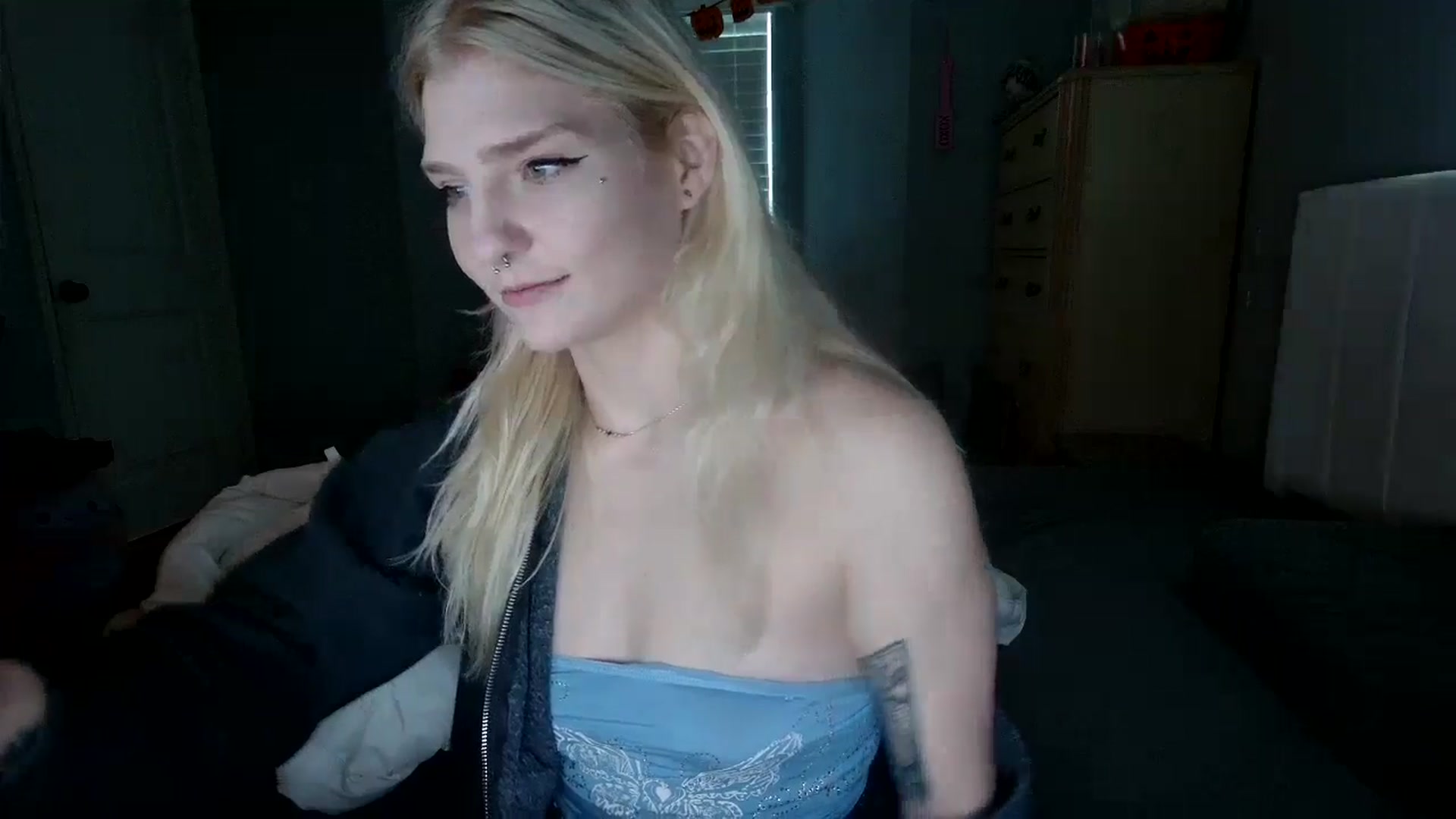 Gallery image thumbnail from DuckChan0's myfreecams stream on, 10/14/2024, 15:31 image 17 of 20