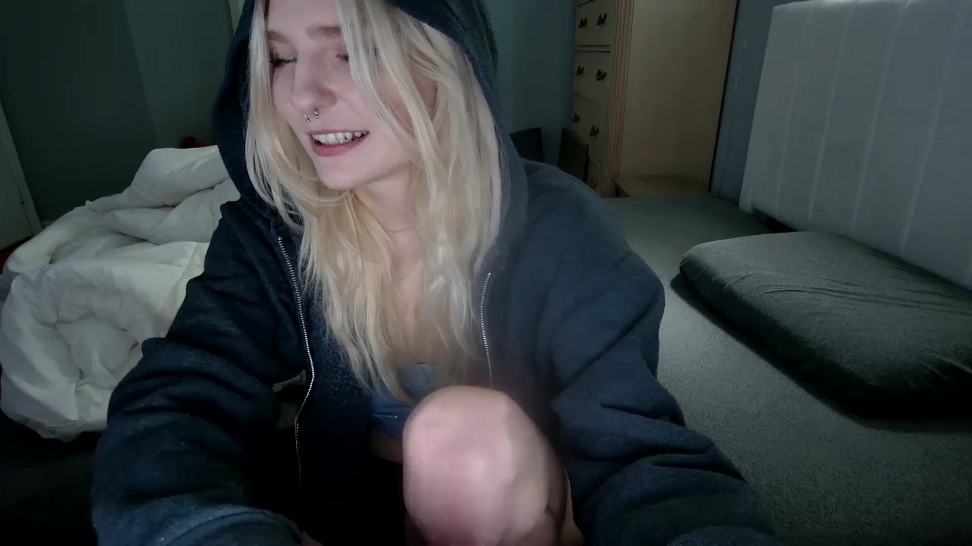 Gallery image thumbnail from DuckChan0's myfreecams stream on, 10/14/2024, 16:34 image 9 of 20