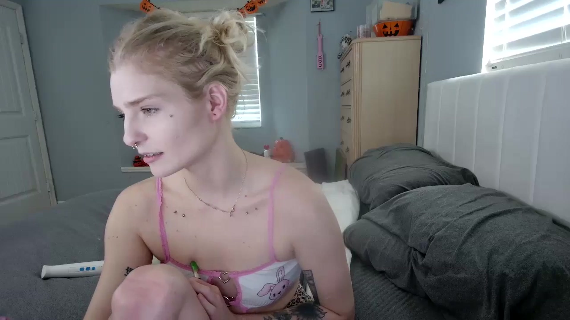 Gallery image thumbnail from DuckChan0's myfreecams stream on, 10/16/2024, 15:52 image 15 of 20
