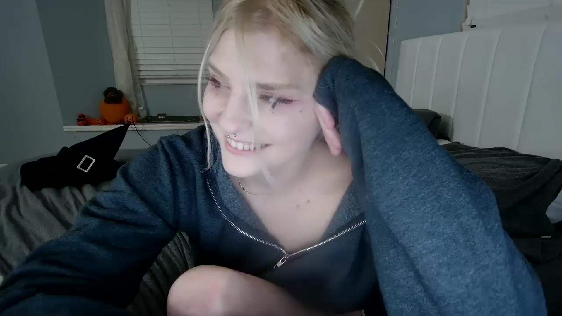 Gallery image thumbnail from DuckChan0's myfreecams stream on, 10/21/2024, 24:18 image 20 of 20