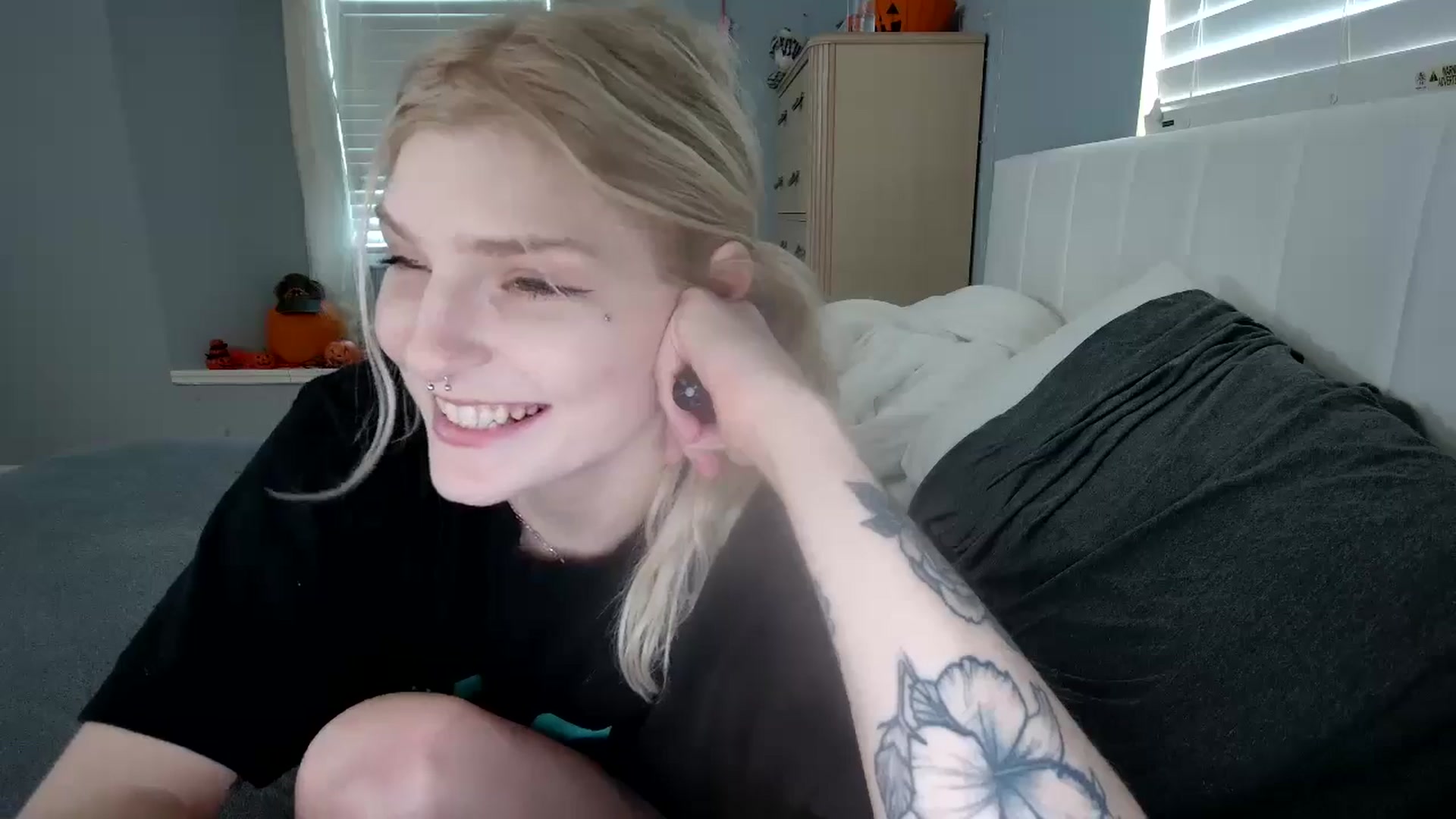 Gallery image thumbnail from DuckChan0's myfreecams stream on, 10/21/2024, 16:21 image 12 of 20