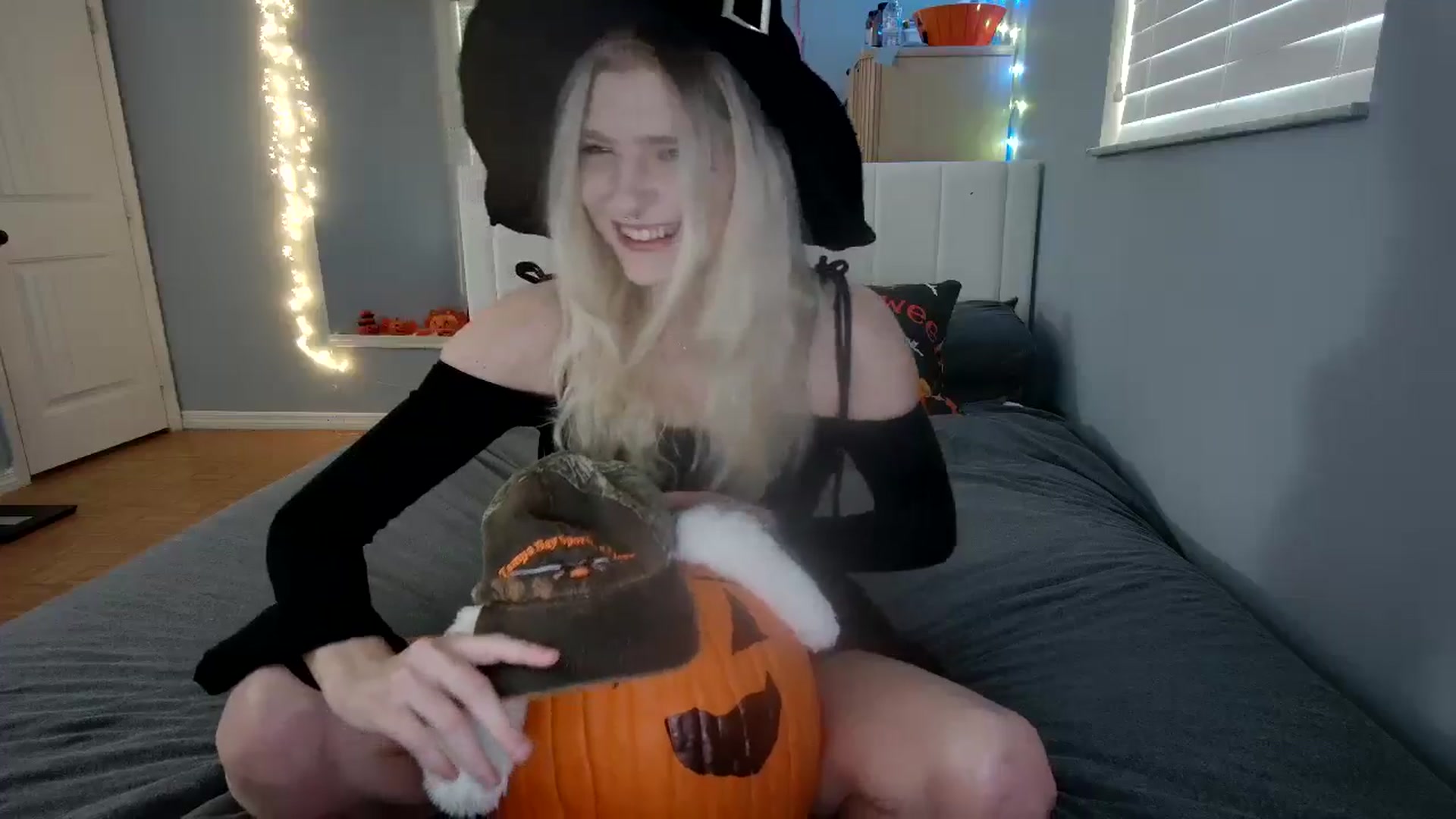 Gallery image thumbnail from DuckChan0's myfreecams stream on, 10/28/2024, 14:22 image 5 of 20