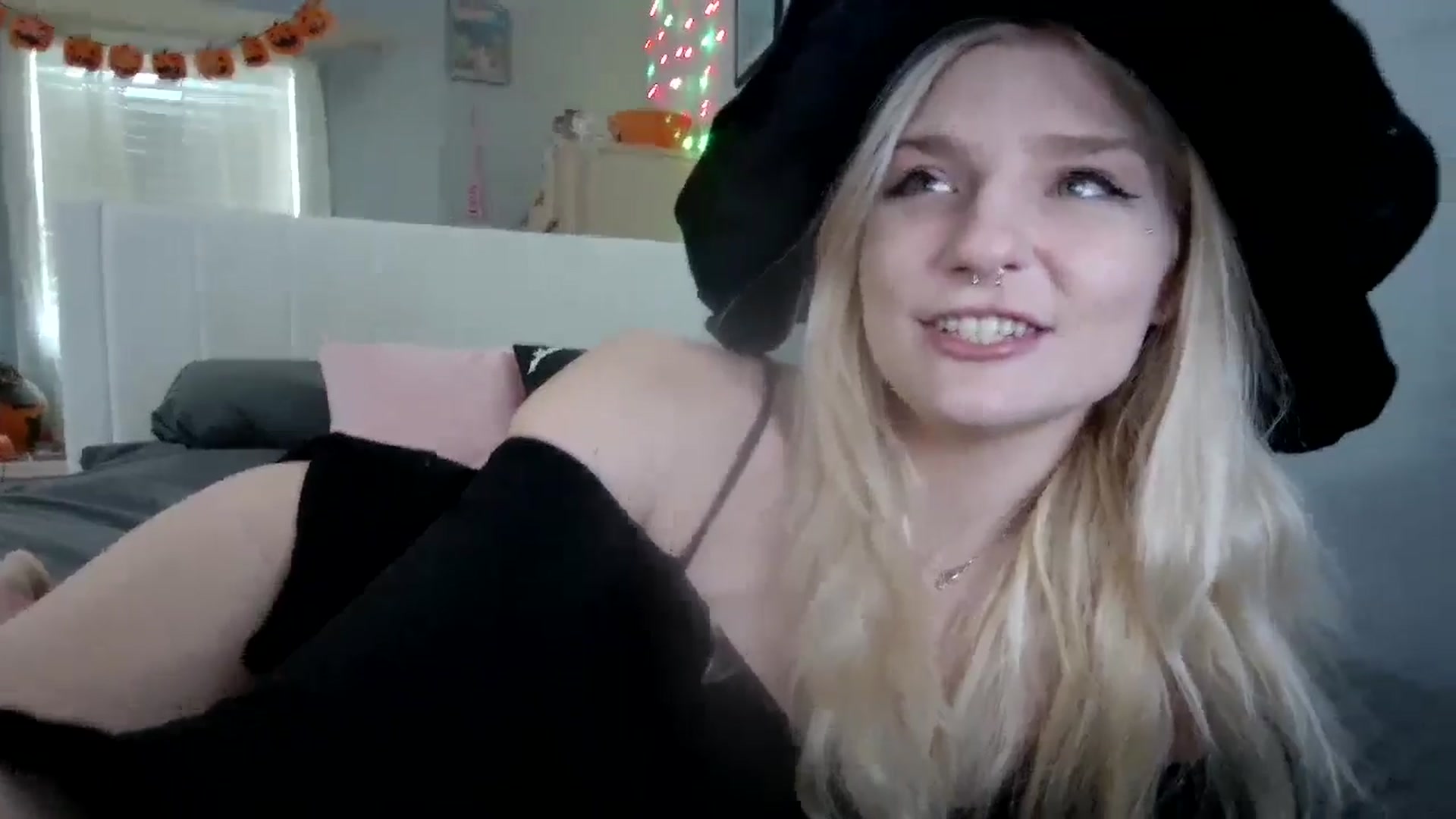 Gallery image thumbnail from DuckChan0's myfreecams stream on, 10/28/2024, 15:27 image 13 of 20