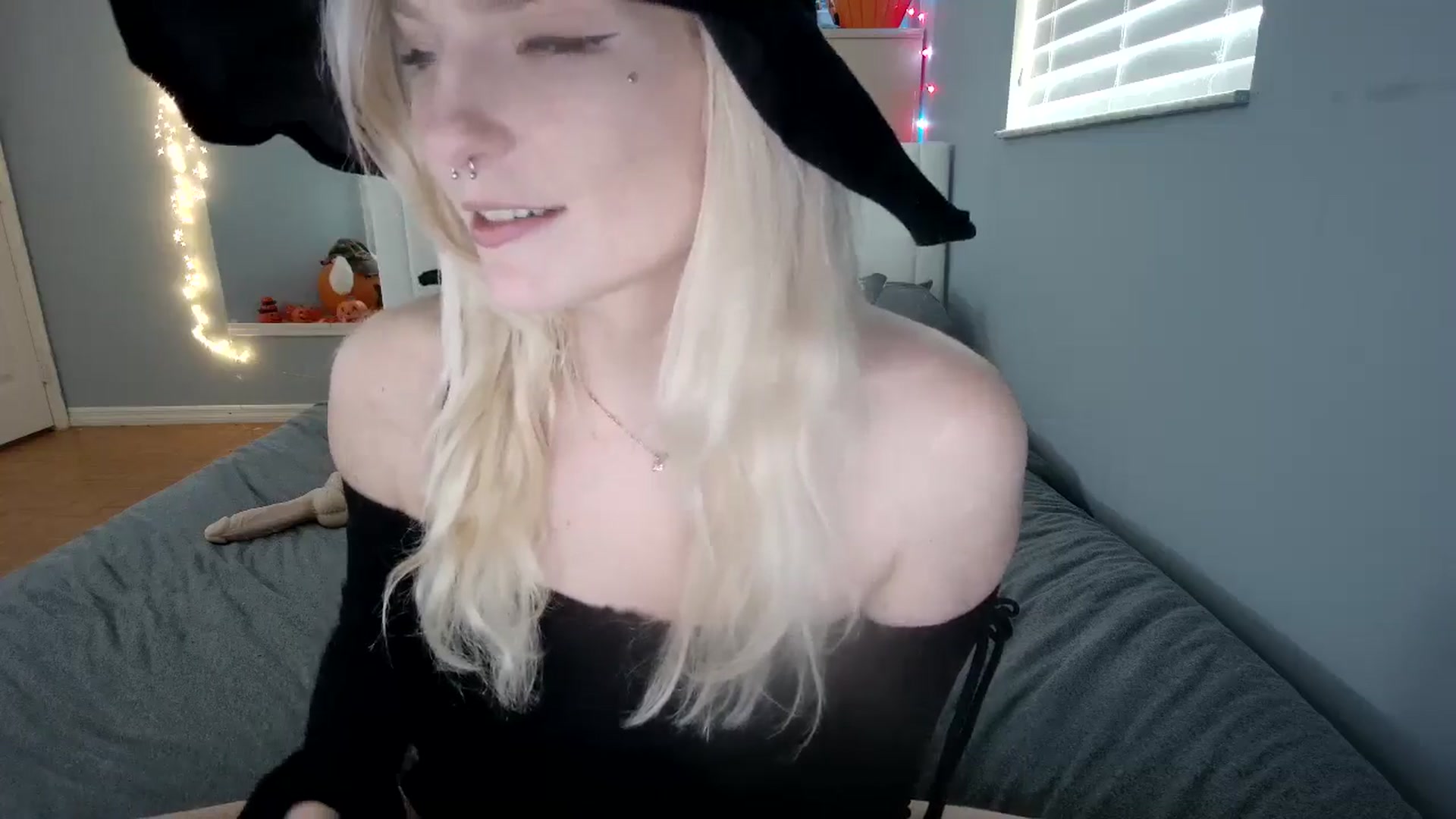 Gallery image thumbnail from DuckChan0's myfreecams stream on, 10/28/2024, 15:27 image 12 of 20