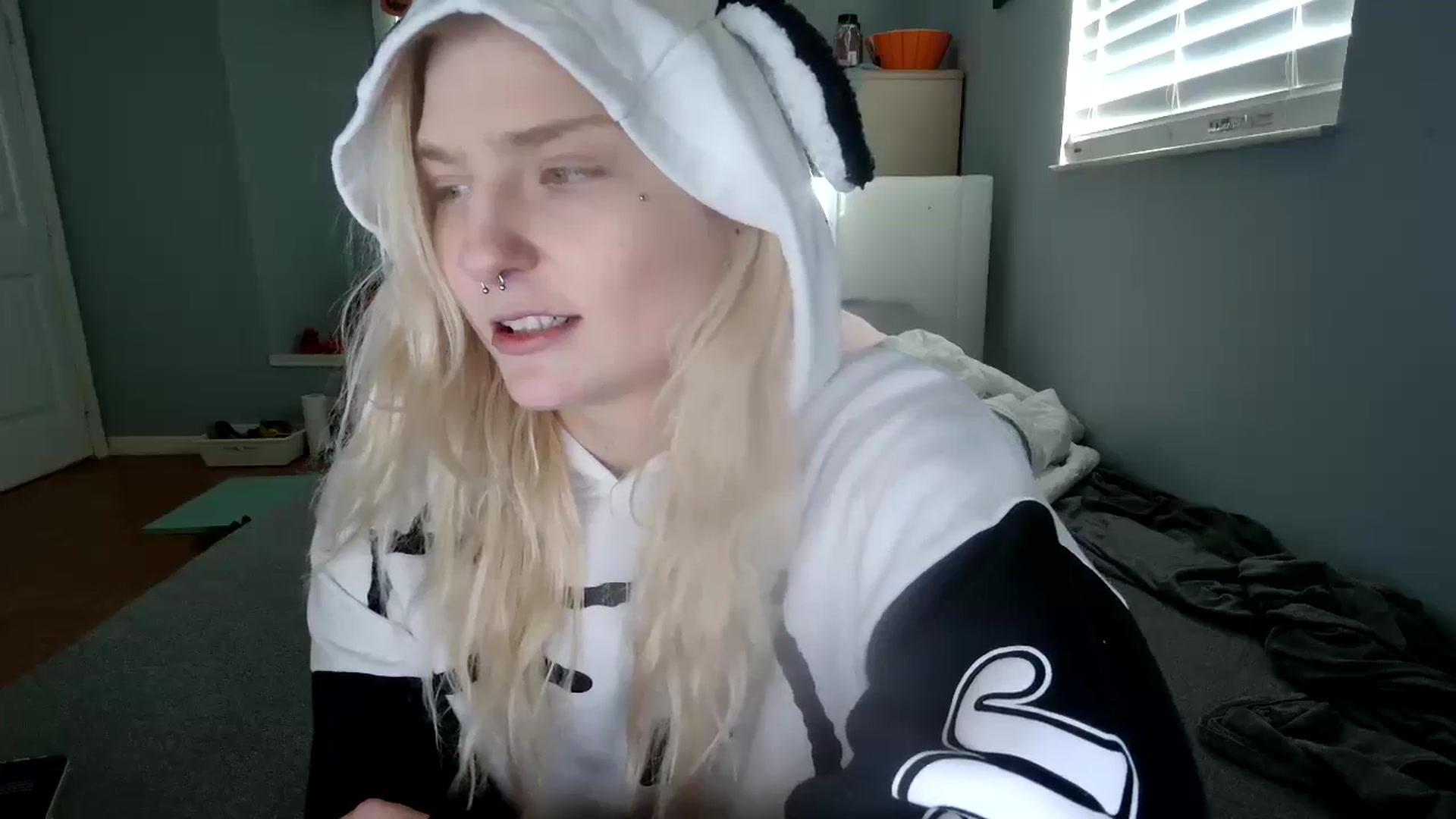 Gallery image thumbnail from DuckChan0's myfreecams stream on, 10/31/2024, 15:49 image 17 of 20