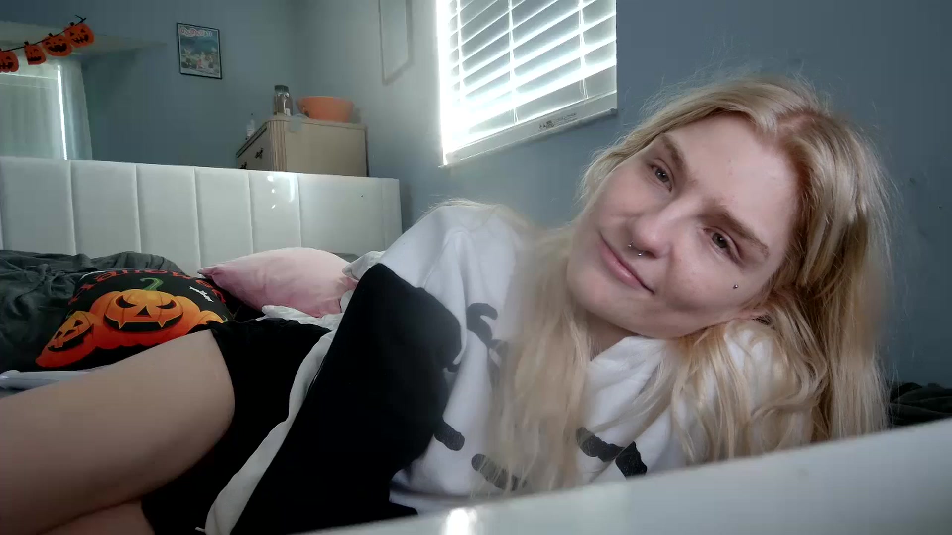 Gallery image thumbnail from DuckChan0's myfreecams stream on, 10/31/2024, 15:49 image 15 of 20