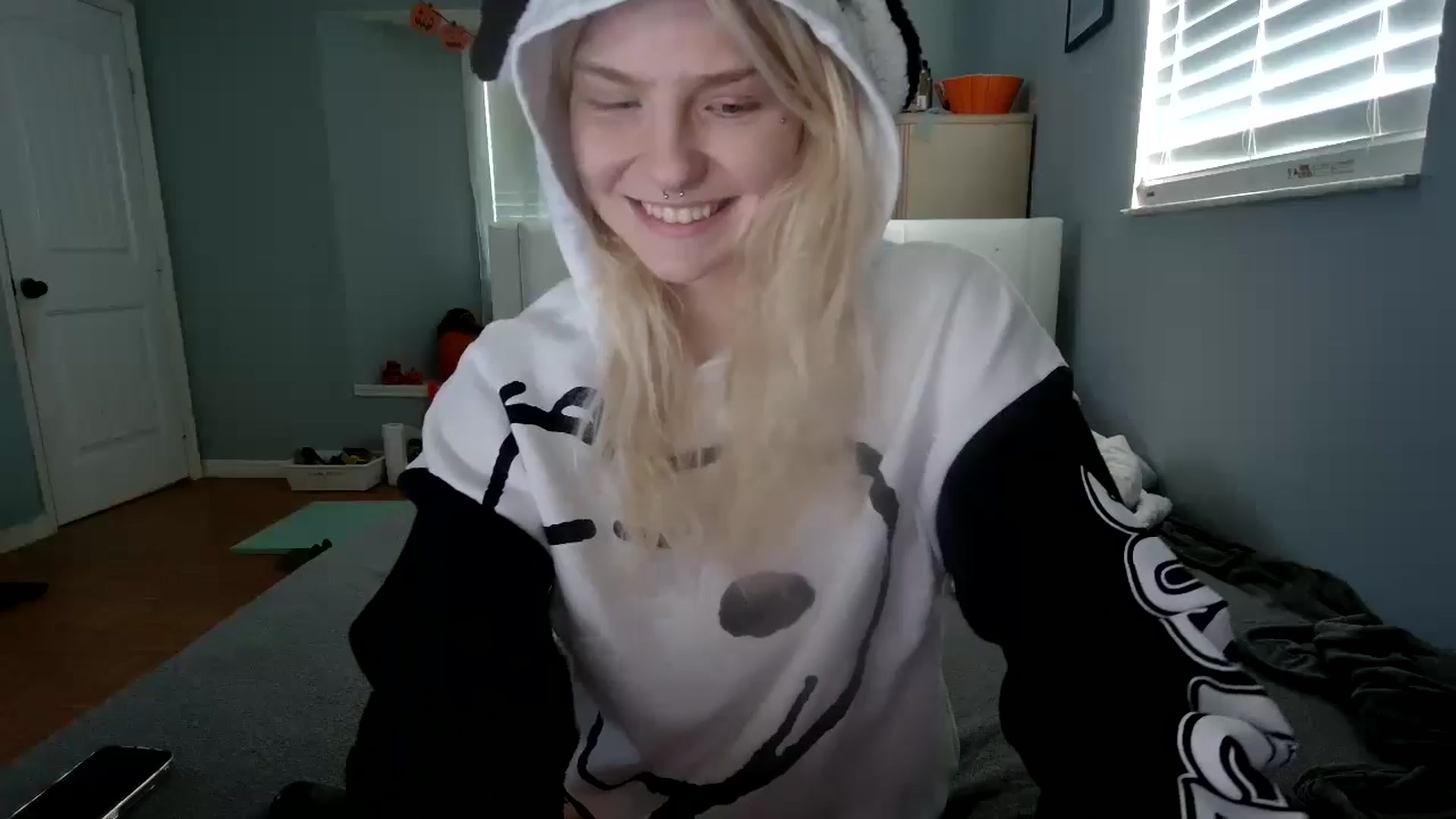 Gallery image thumbnail from DuckChan0's myfreecams stream on, 10/31/2024, 15:49 image 10 of 20