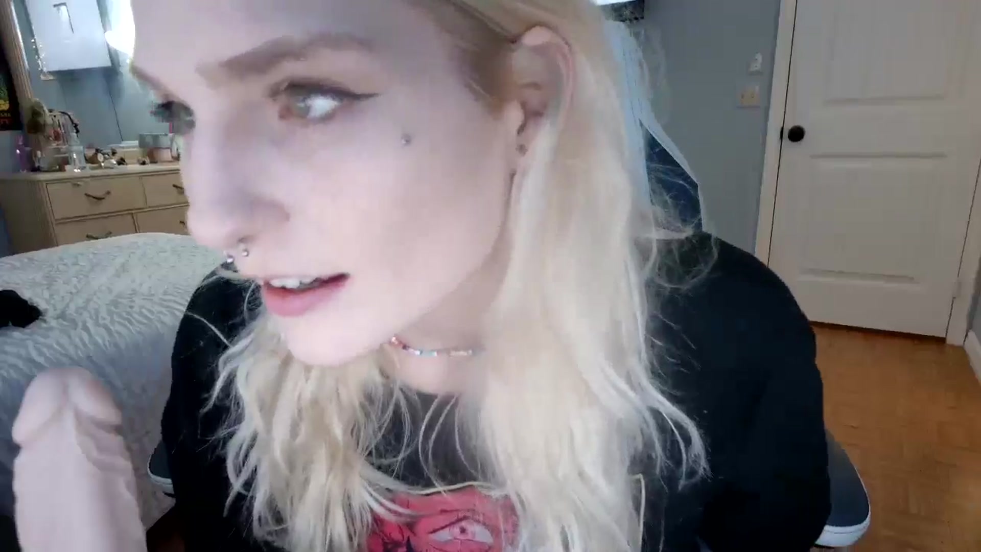 Gallery image thumbnail from DuckChan0's myfreecams stream on, 11/10/2024, 22:44 image 14 of 20