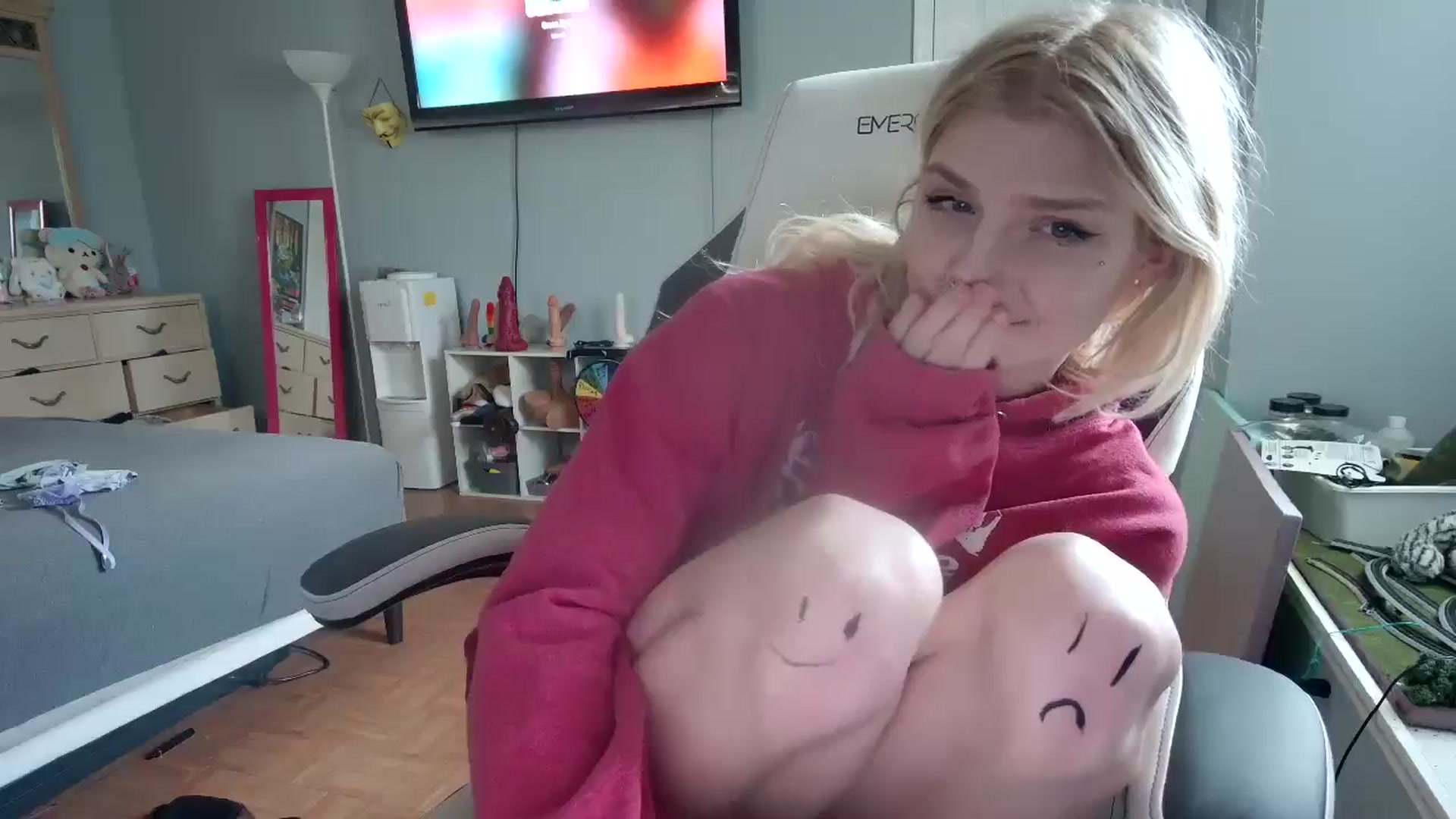 Gallery image thumbnail from DuckChan0's myfreecams stream on, 11/13/2024, 15:25 image 15 of 20