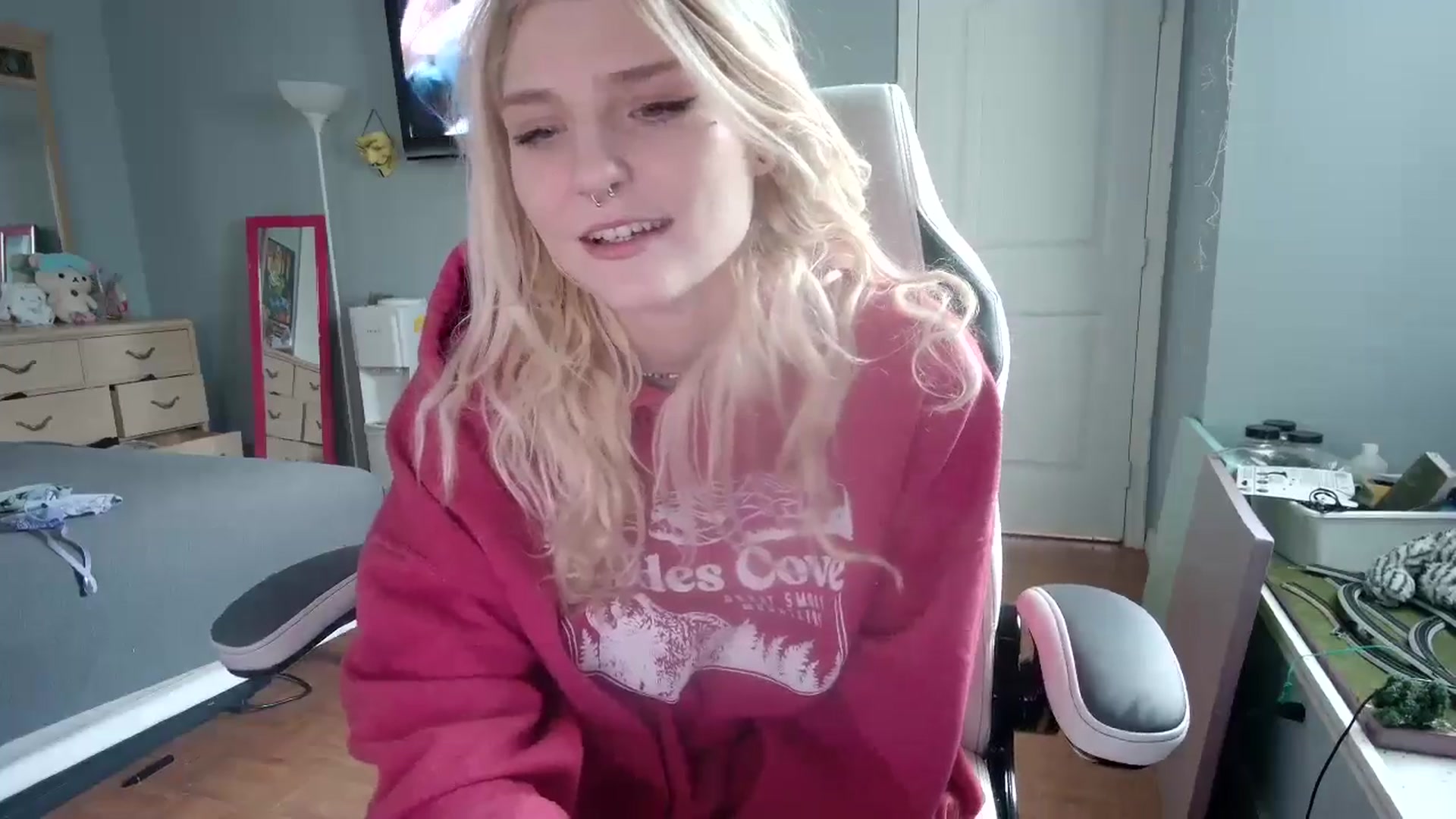 Gallery image thumbnail from DuckChan0's myfreecams stream on, 11/13/2024, 16:28 image 4 of 20