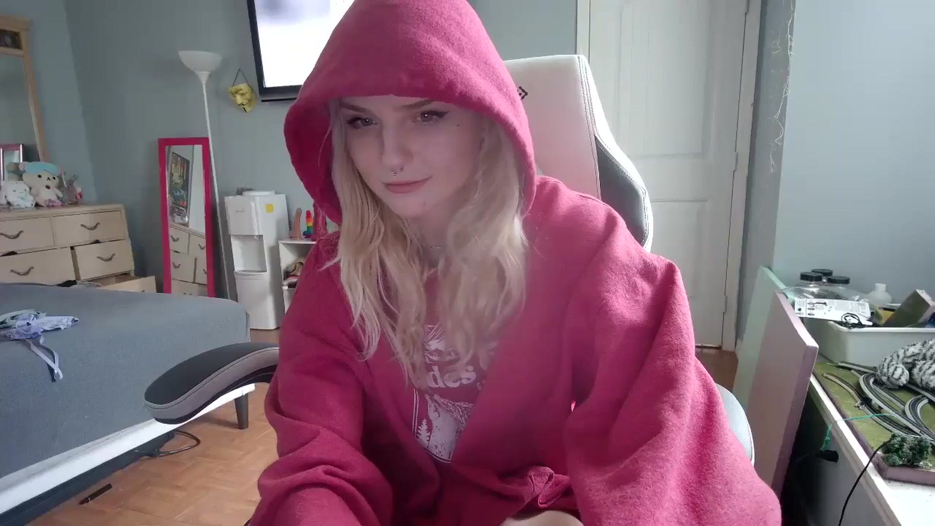 Gallery image thumbnail from DuckChan0's myfreecams stream on, 11/13/2024, 16:28 image 12 of 20