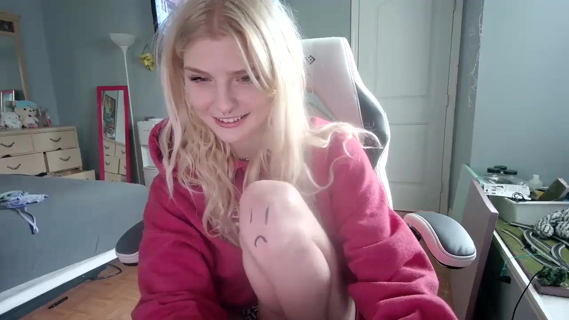Gallery image thumbnail from DuckChan0's myfreecams stream on, 11/13/2024, 16:28 image 3 of 20