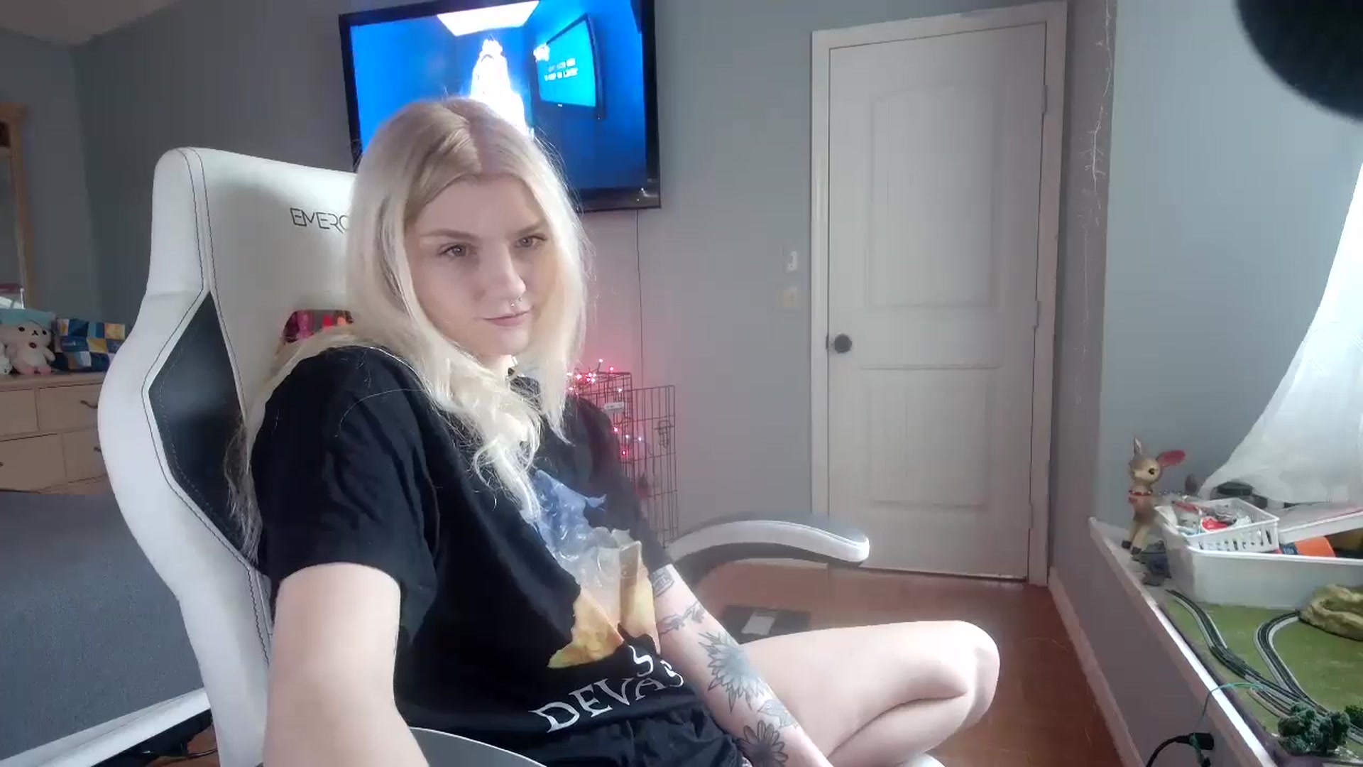 Gallery image thumbnail from DuckChan0's myfreecams stream on, 11/15/2024, 15:25 image 7 of 20
