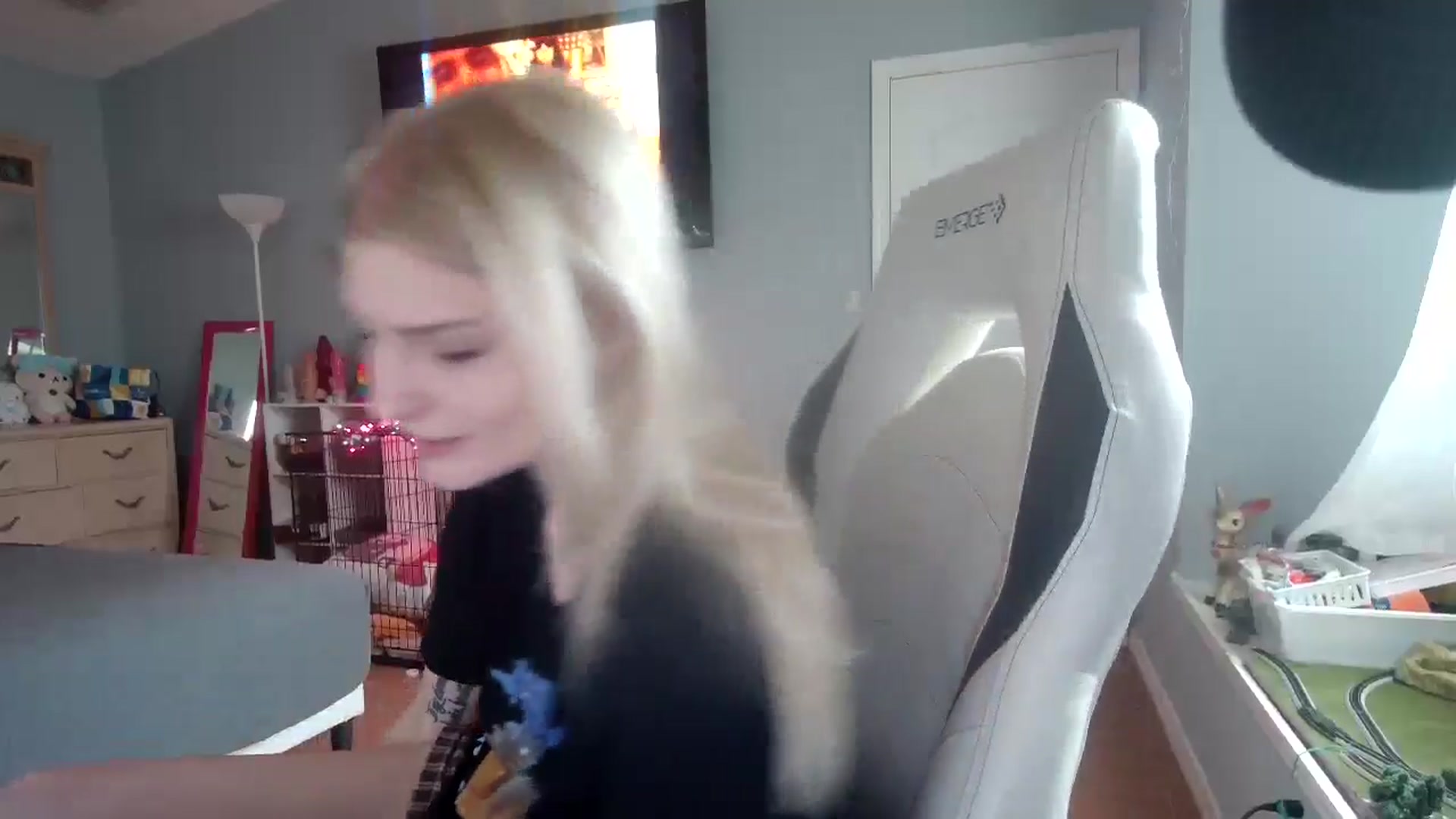 Gallery image thumbnail from DuckChan0's myfreecams stream on, 11/15/2024, 15:25 image 13 of 20