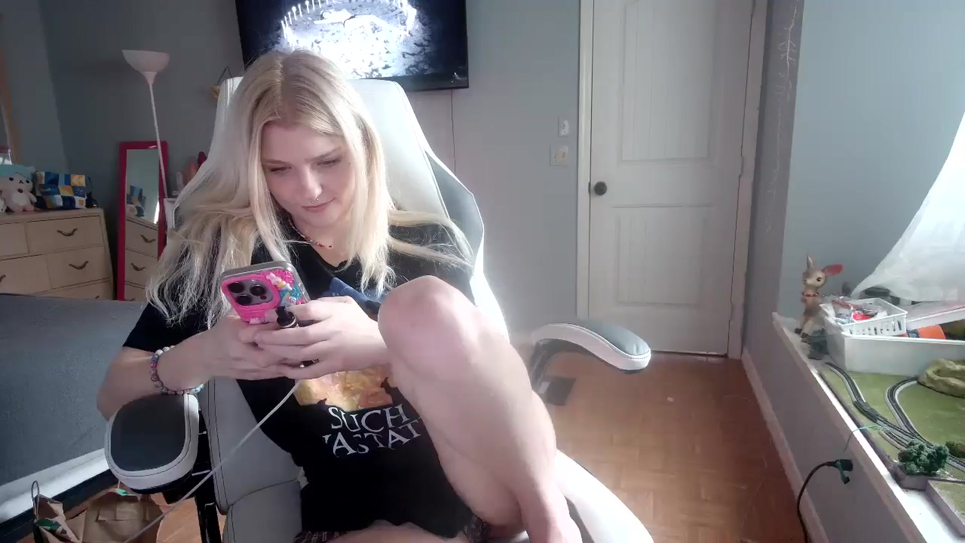 Gallery image thumbnail from DuckChan0's myfreecams stream on, 11/15/2024, 15:25 image 18 of 20