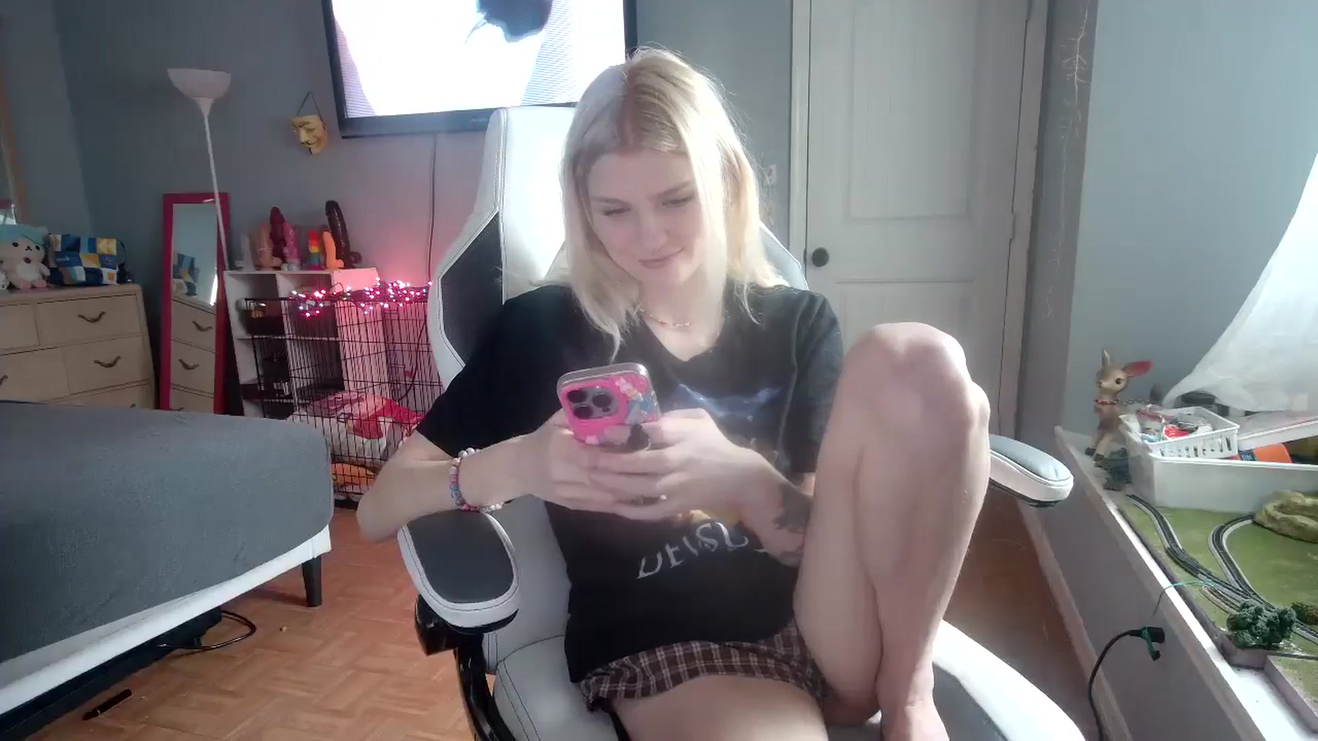 Gallery image thumbnail from DuckChan0's myfreecams stream on, 11/15/2024, 15:25 image 15 of 20