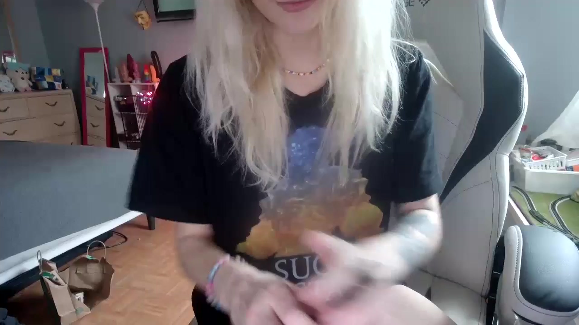 Gallery image thumbnail from DuckChan0's myfreecams stream on, 11/15/2024, 15:48 image 19 of 20