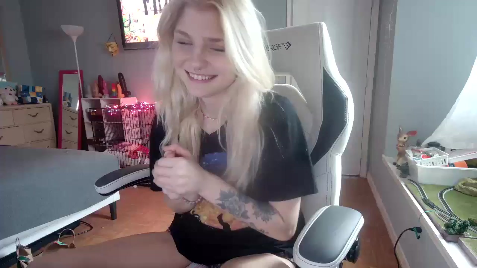 Gallery image thumbnail from DuckChan0's myfreecams stream on, 11/15/2024, 15:48 image 5 of 20