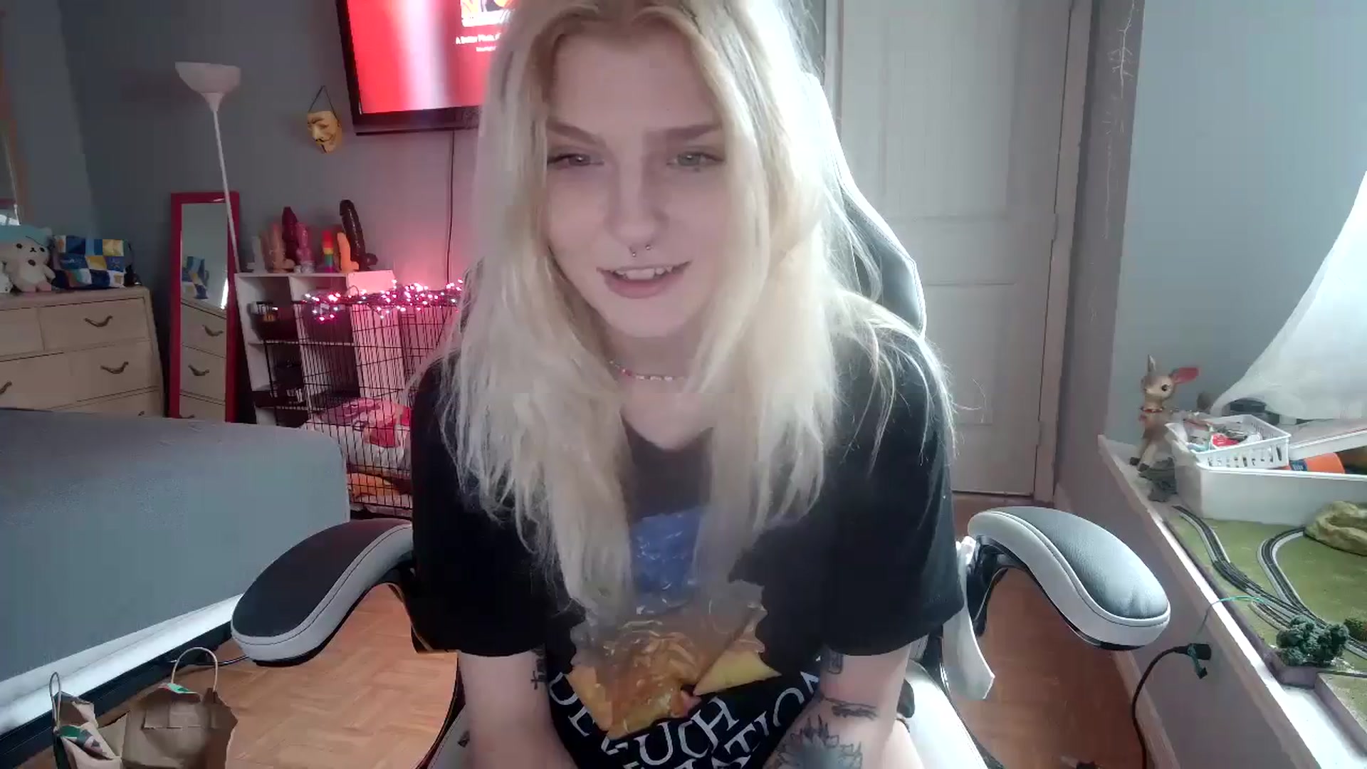 Gallery image thumbnail from DuckChan0's myfreecams stream on, 11/15/2024, 15:48 image 15 of 20