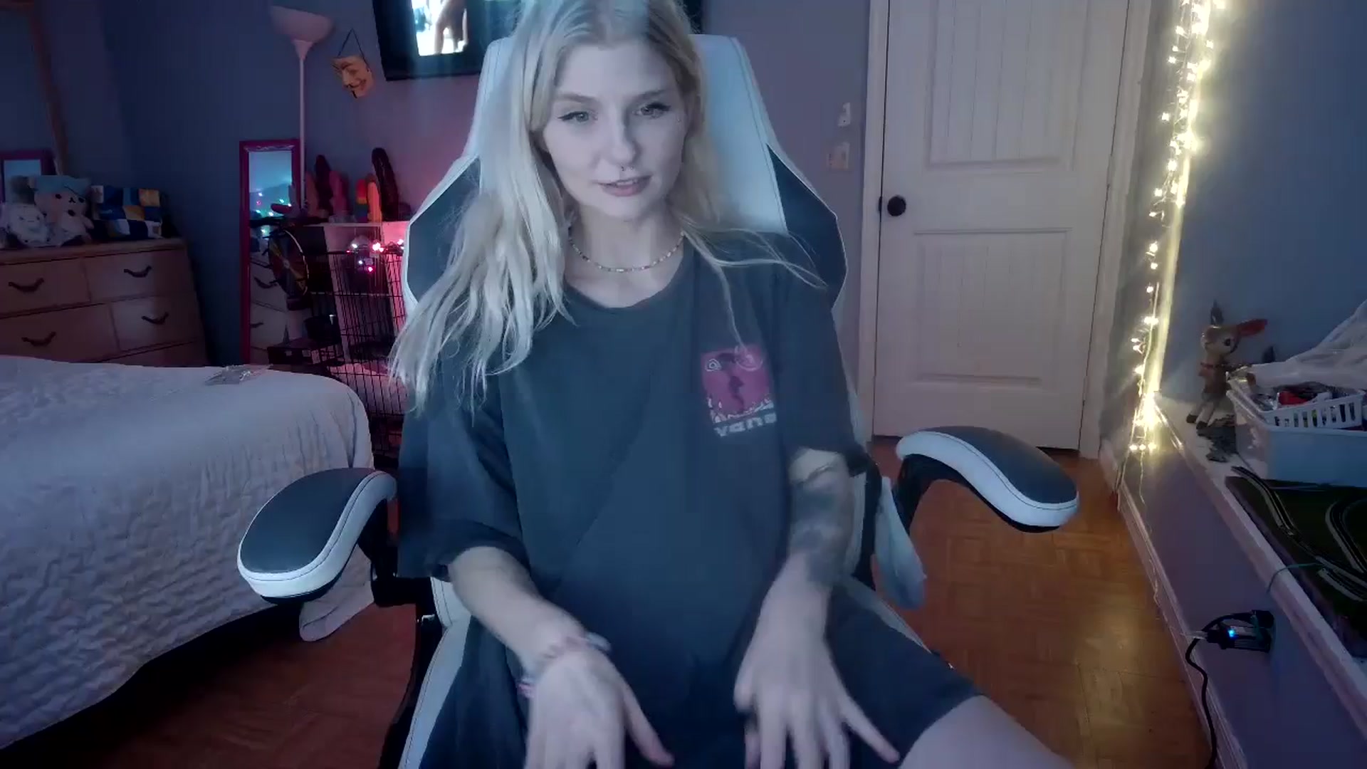 Gallery image thumbnail from DuckChan0's myfreecams stream on, 11/17/2024, 24:33 image 1 of 20