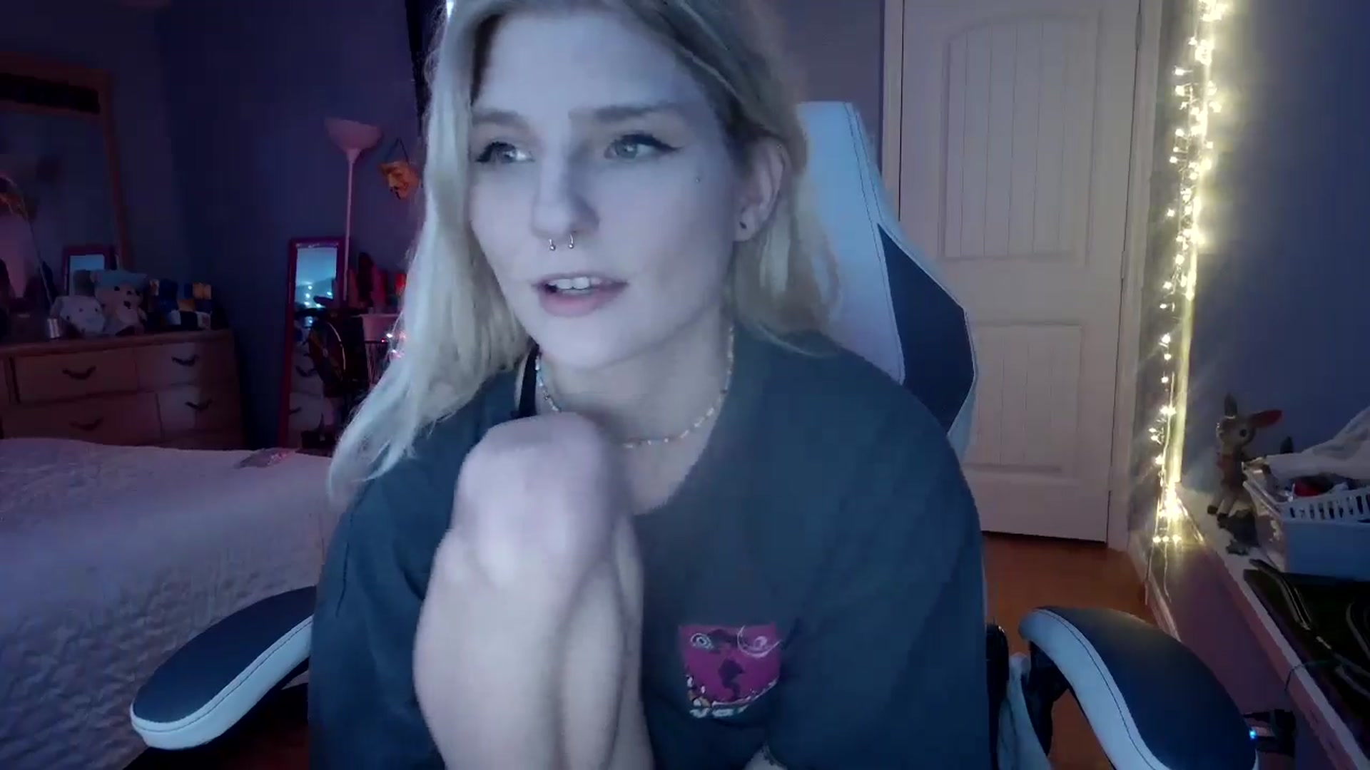 Gallery image thumbnail from DuckChan0's myfreecams stream on, 11/17/2024, 24:33 image 3 of 20