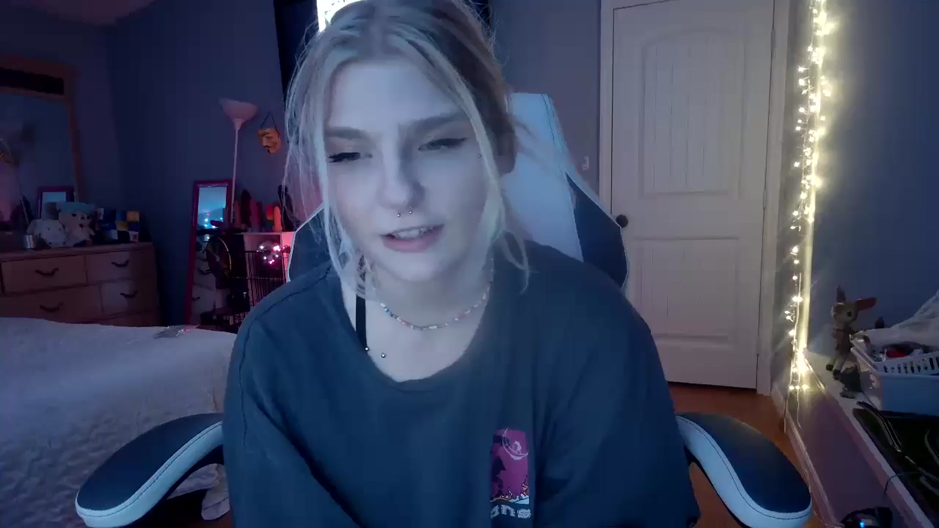Gallery image thumbnail from DuckChan0's myfreecams stream on, 11/17/2024, 24:33 image 13 of 20