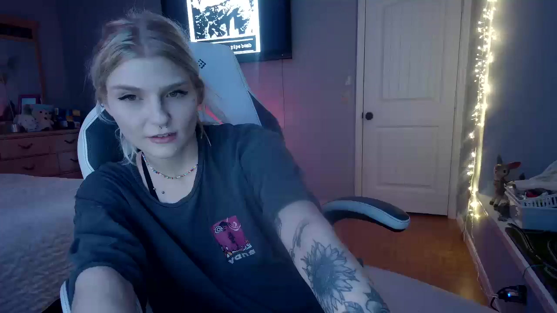Gallery image thumbnail from DuckChan0's myfreecams stream on, 11/17/2024, 24:33 image 15 of 20