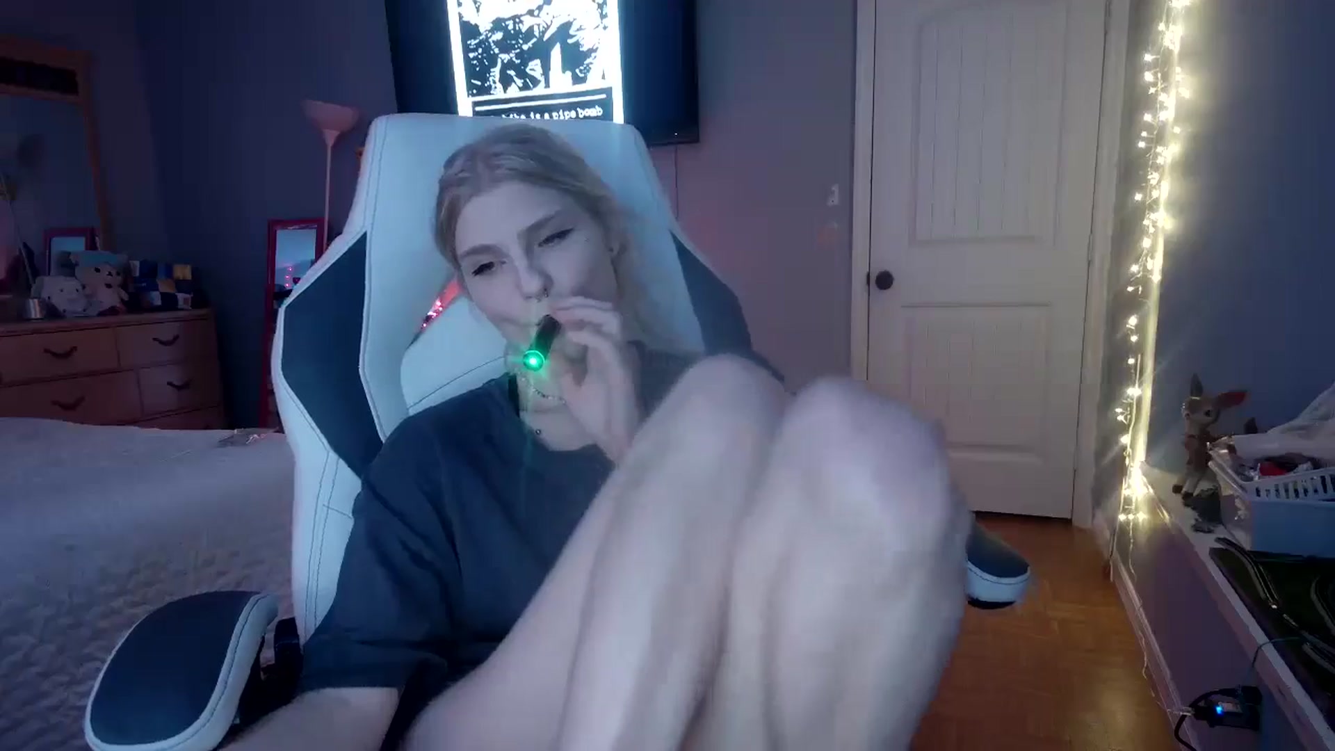 Gallery image thumbnail from DuckChan0's myfreecams stream on, 11/17/2024, 24:33 image 16 of 20