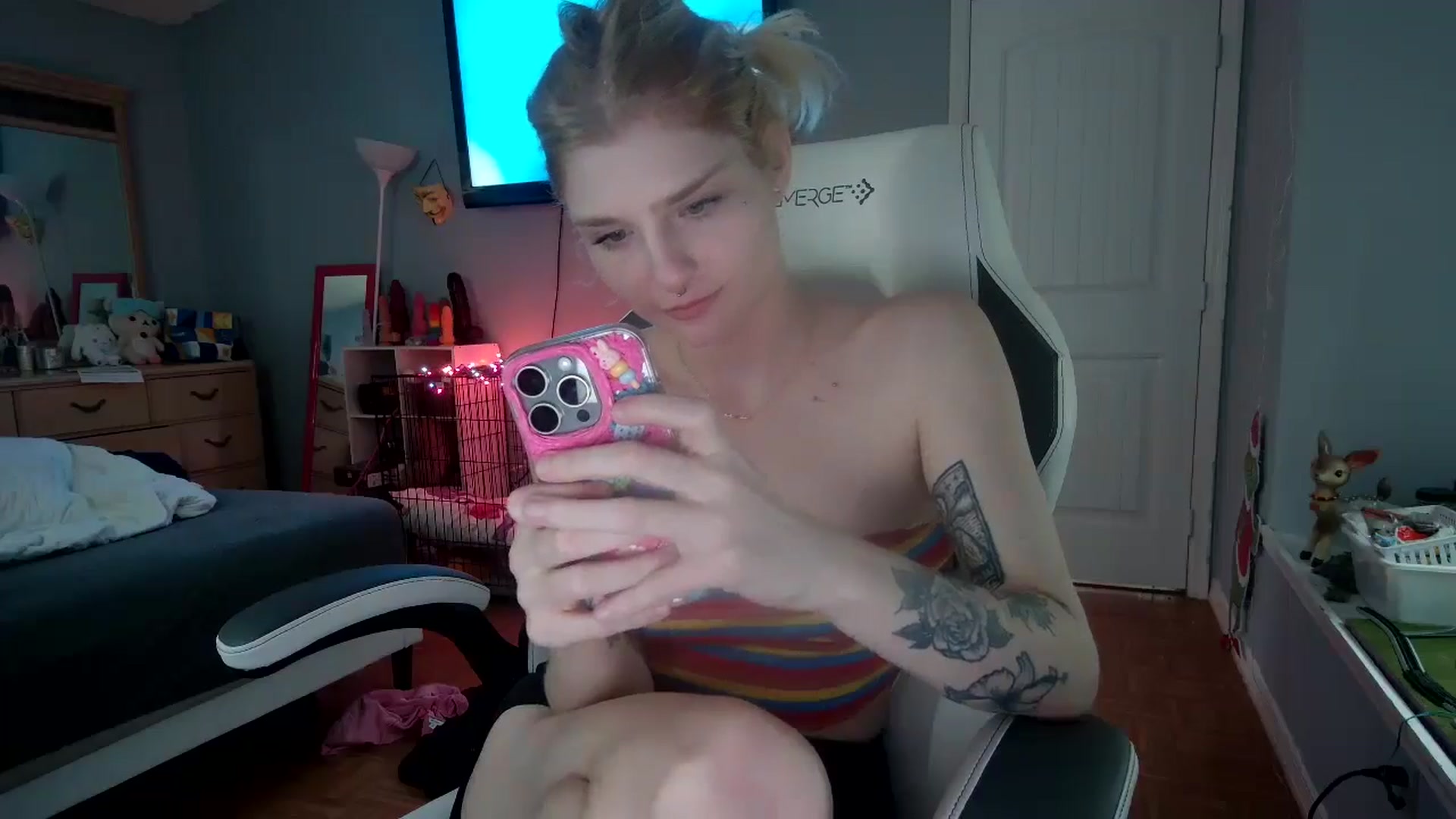 Gallery image thumbnail from DuckChan0's myfreecams stream on, 11/18/2024, 14:36 image 9 of 20