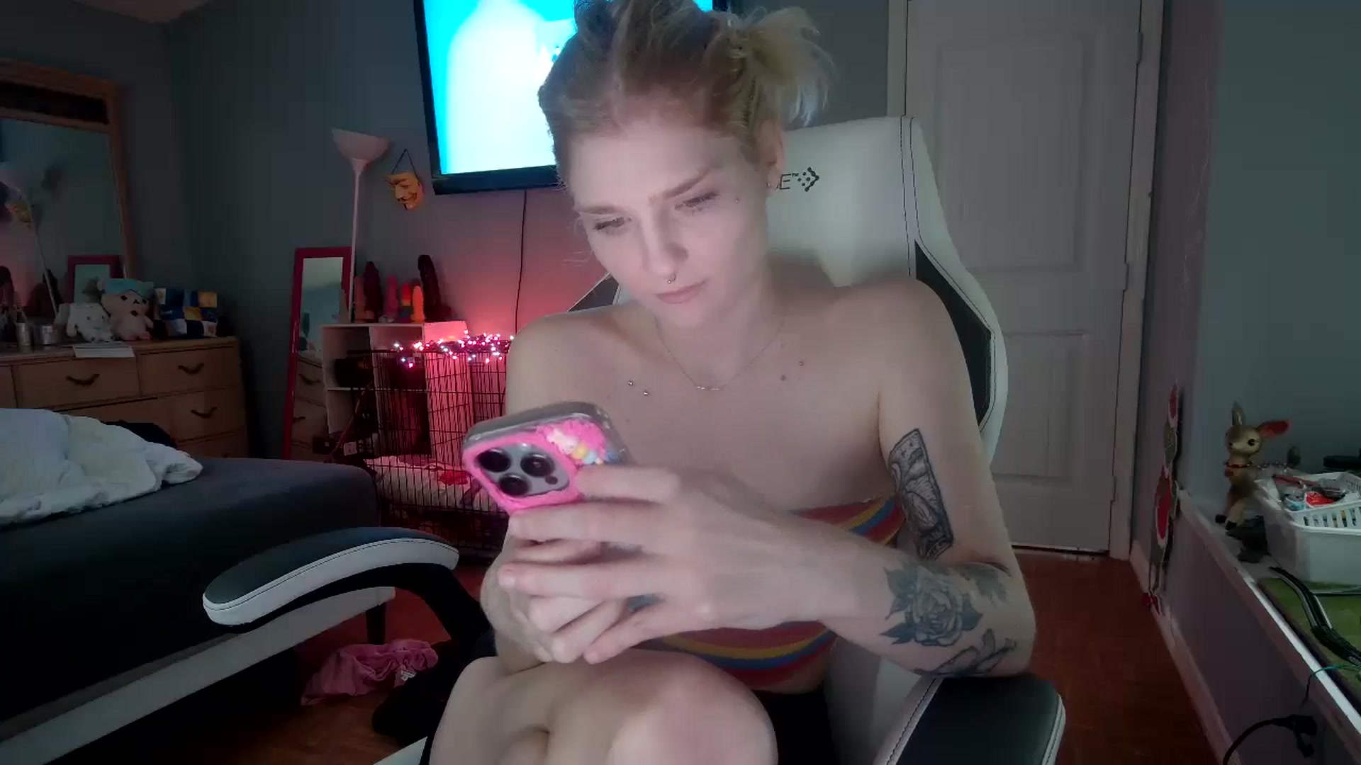 Gallery image thumbnail from DuckChan0's myfreecams stream on, 11/18/2024, 14:36 image 11 of 20