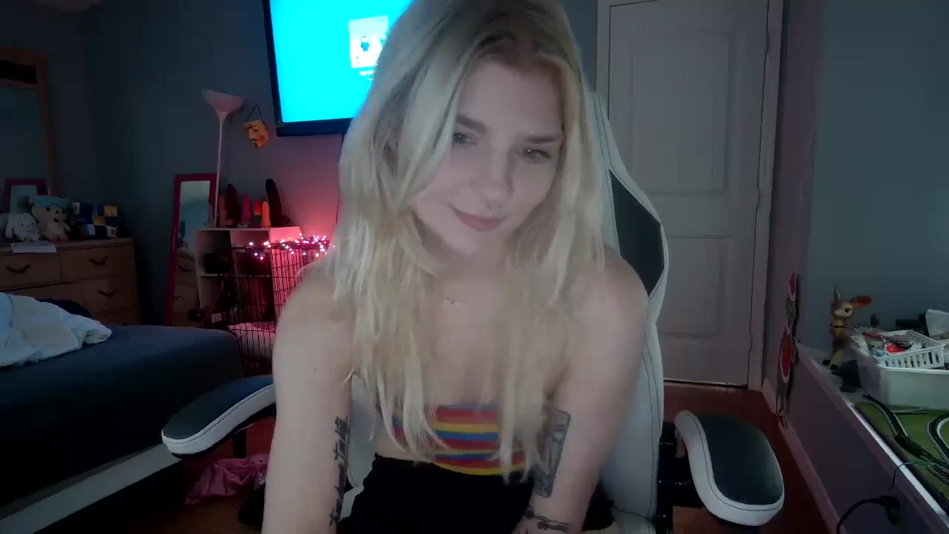 Gallery image thumbnail from DuckChan0's myfreecams stream on, 11/18/2024, 14:36 image 14 of 20