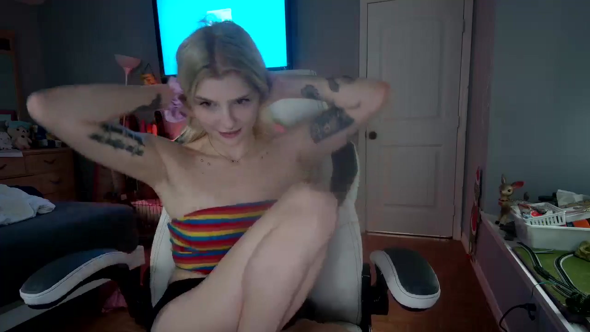 Gallery image thumbnail from DuckChan0's myfreecams stream on, 11/18/2024, 14:36 image 13 of 20