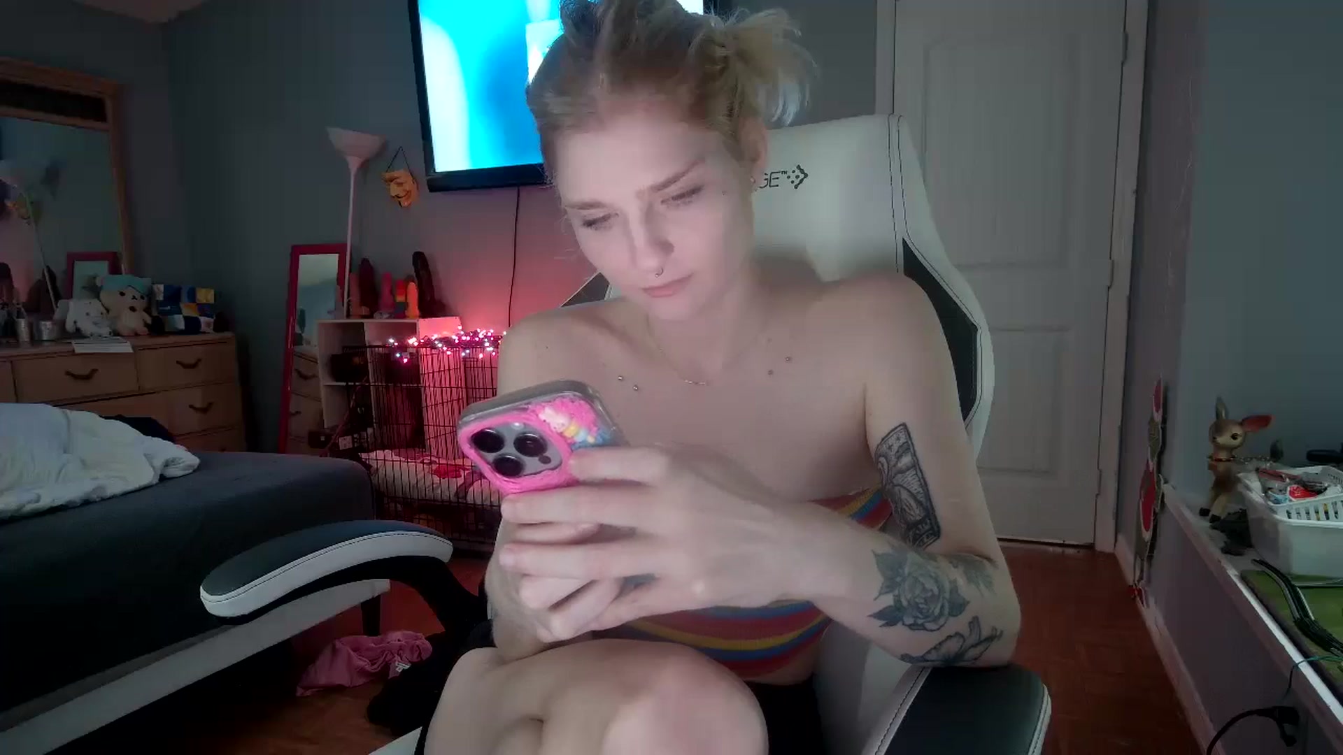 Gallery image thumbnail from DuckChan0's myfreecams stream on, 11/18/2024, 14:36 image 10 of 20