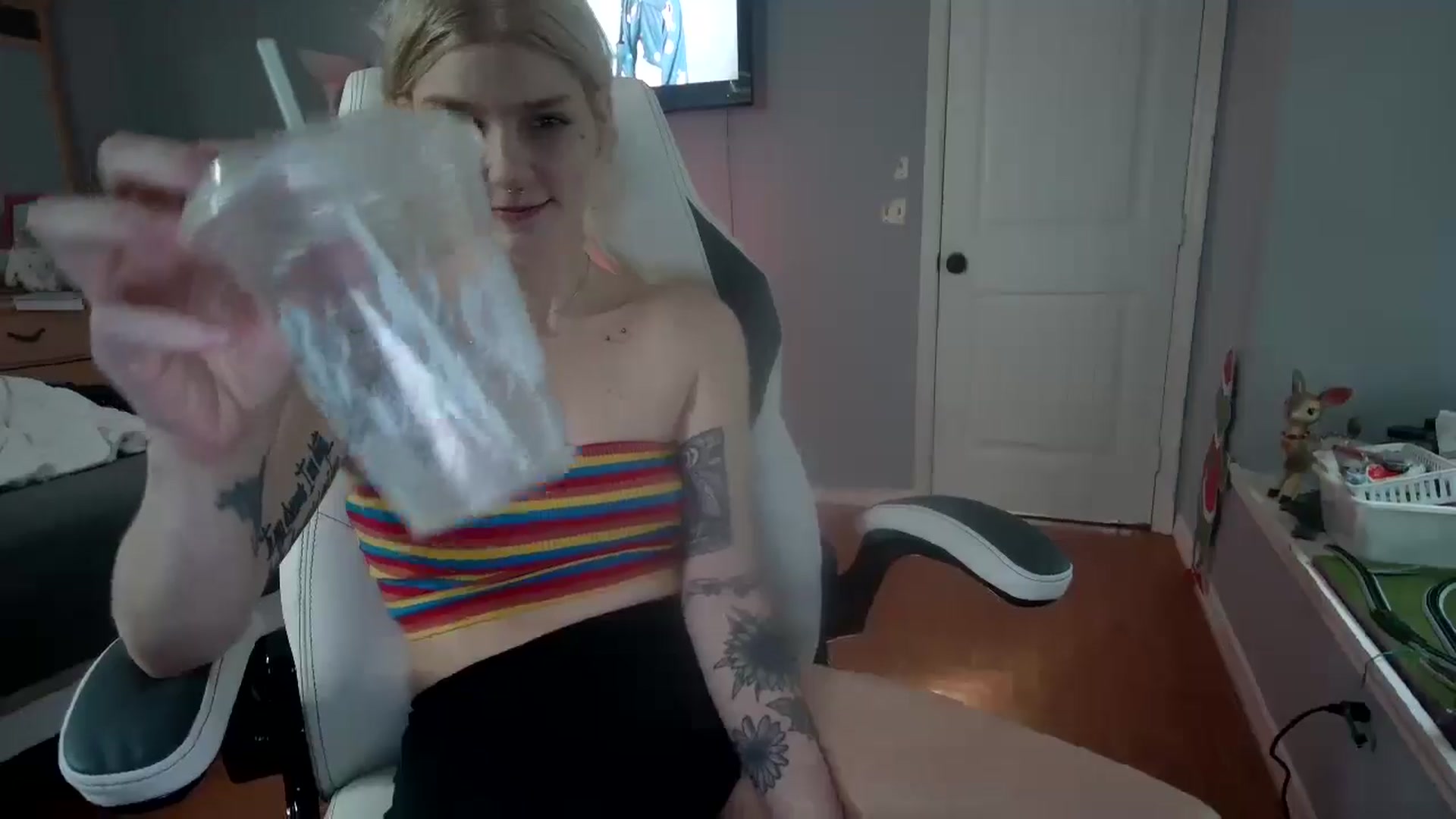 Gallery image thumbnail from DuckChan0's myfreecams stream on, 11/18/2024, 15:38 image 15 of 20
