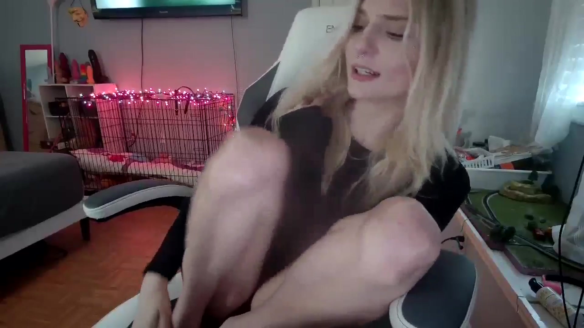 Gallery image thumbnail from DuckChan0's myfreecams stream on, 11/18/2024, 16:05 image 10 of 20