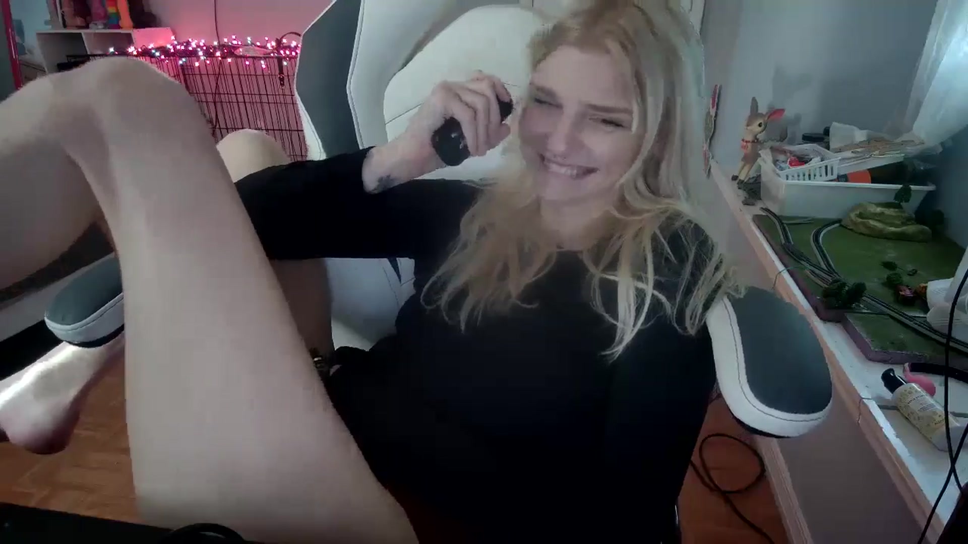 Gallery image thumbnail from DuckChan0's myfreecams stream on, 11/18/2024, 16:05 image 11 of 20