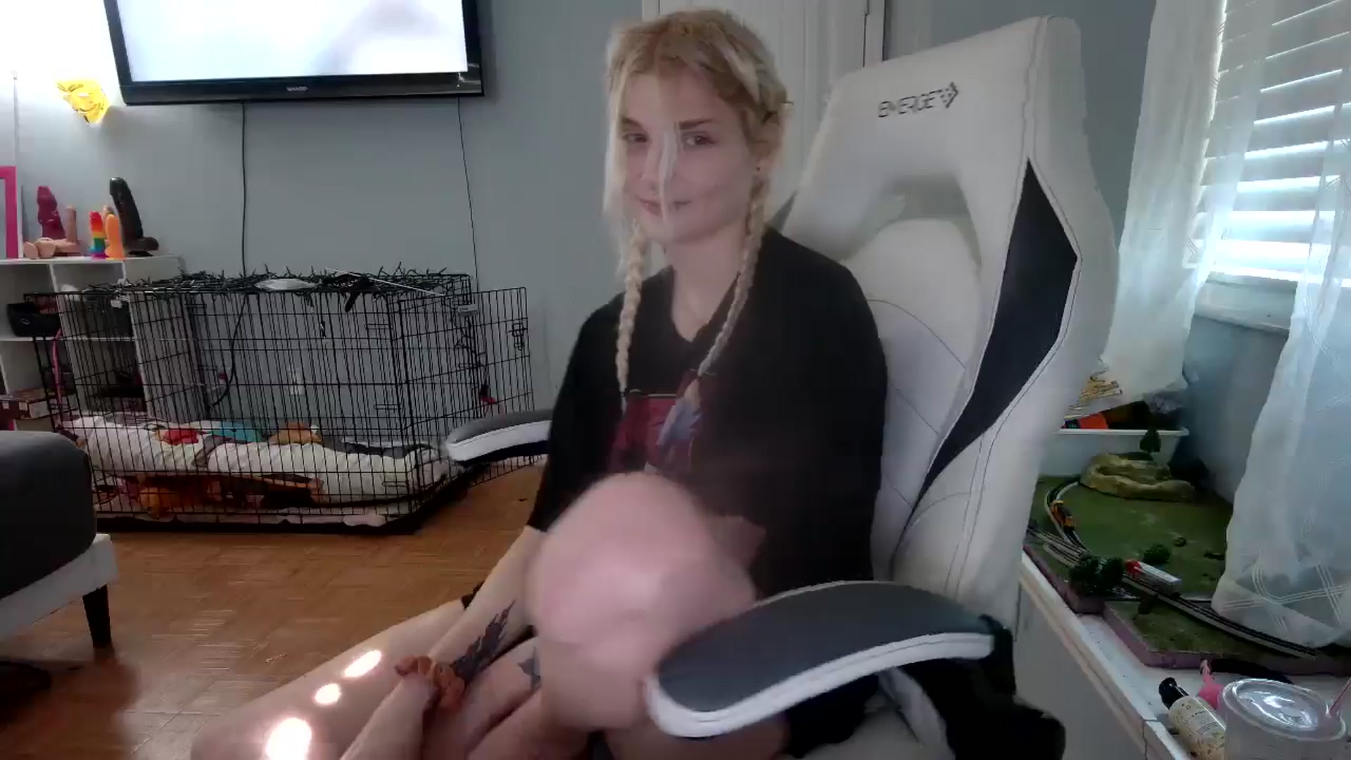 Gallery image thumbnail from DuckChan0's myfreecams stream on, 11/21/2024, 16:21 image 17 of 20