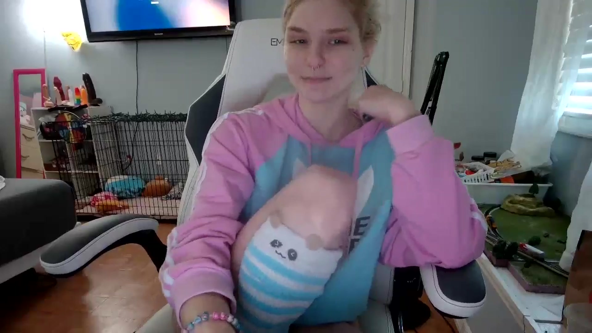 Gallery image thumbnail from DuckChan0's myfreecams stream on, 11/22/2024, 14:43 image 13 of 20