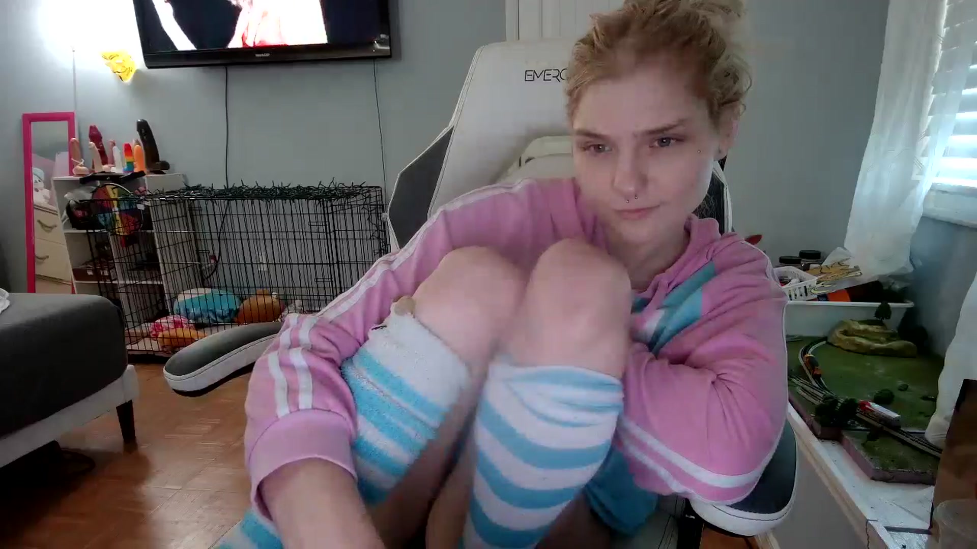 Gallery image thumbnail from DuckChan0's myfreecams stream on, 11/22/2024, 14:43 image 14 of 20