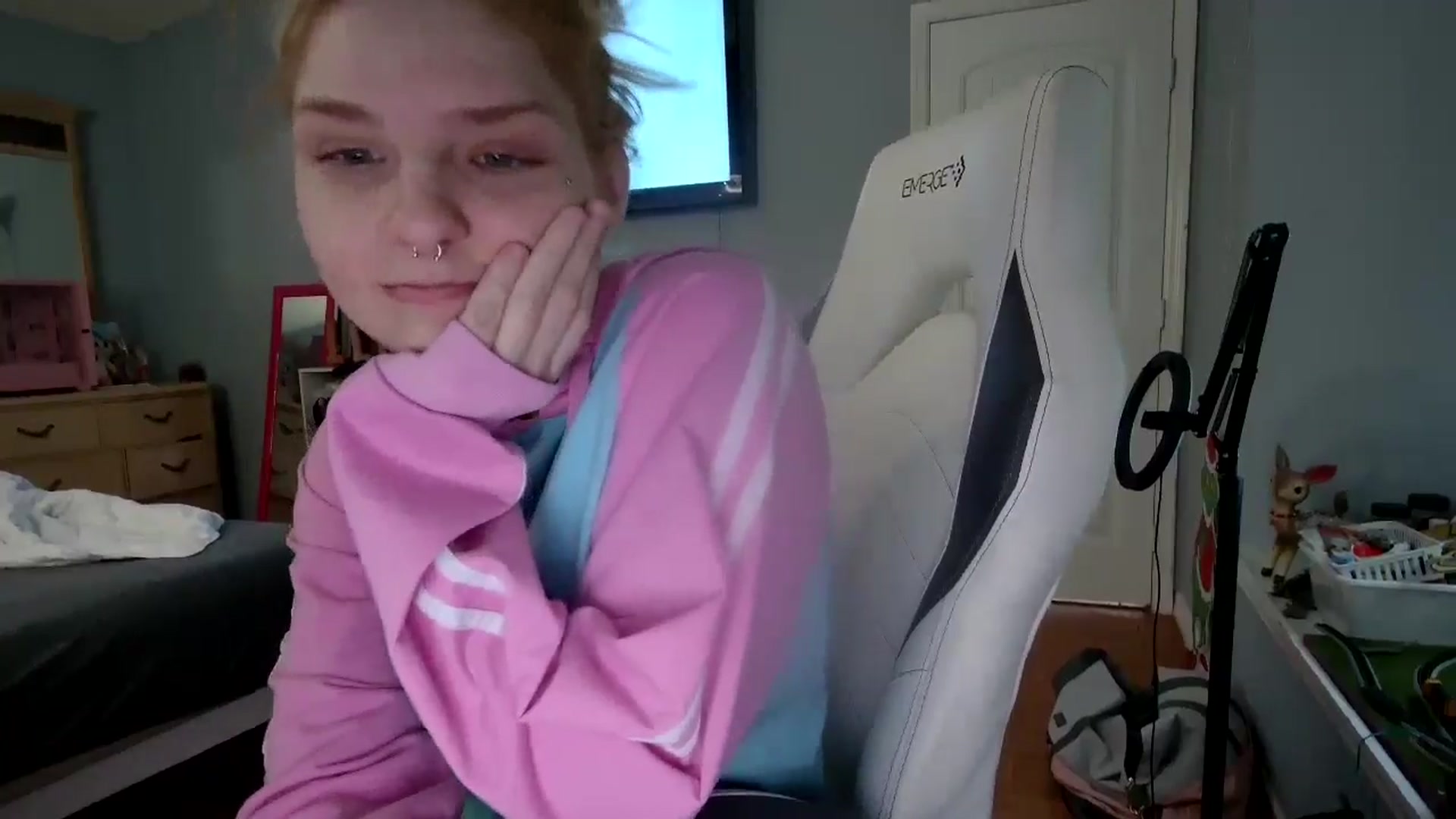 Gallery image thumbnail from DuckChan0's myfreecams stream on, 11/22/2024, 14:43 image 3 of 20
