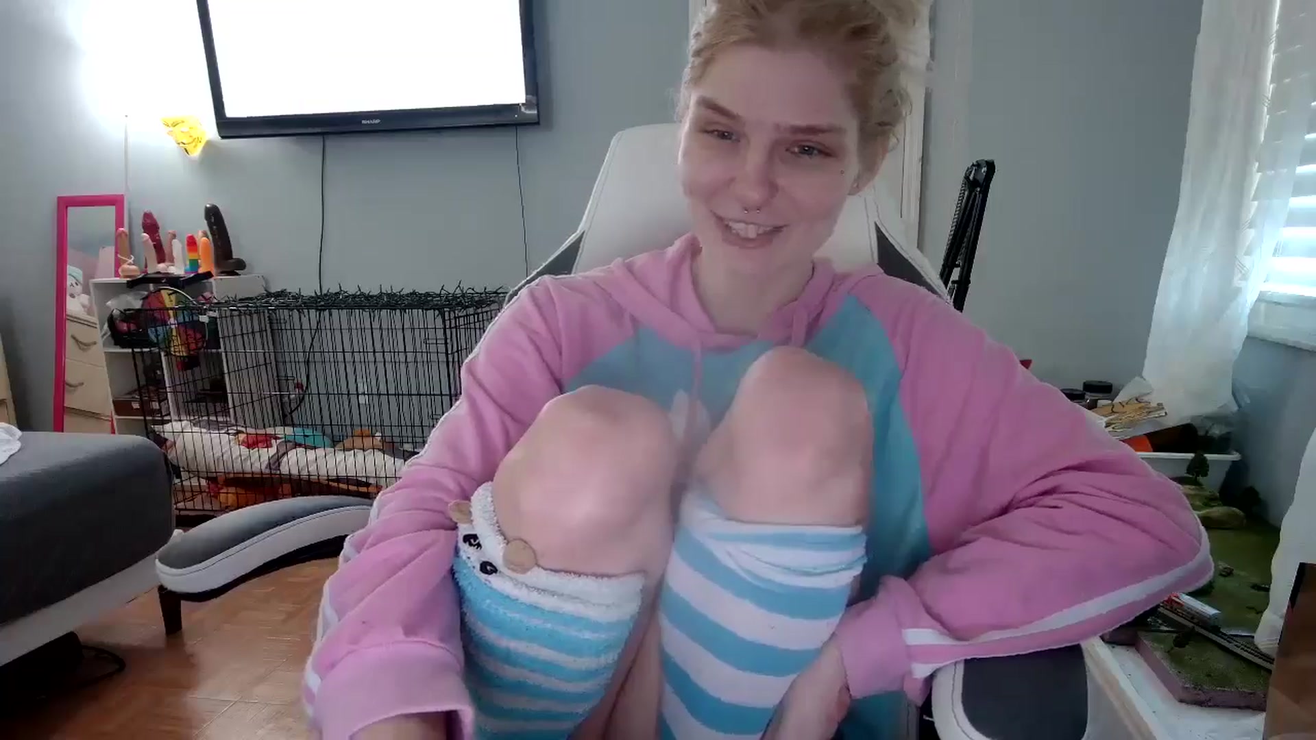 Gallery image thumbnail from DuckChan0's myfreecams stream on, 11/22/2024, 14:43 image 9 of 20