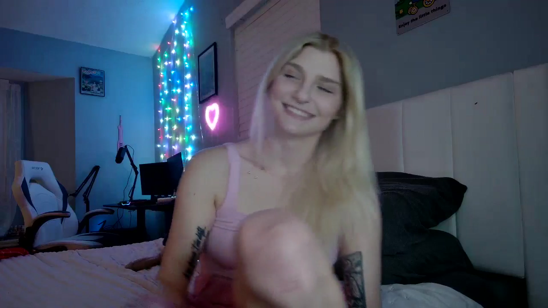 Gallery image thumbnail from DuckChan0's myfreecams stream on, 11/24/2024, 22:59 image 3 of 20