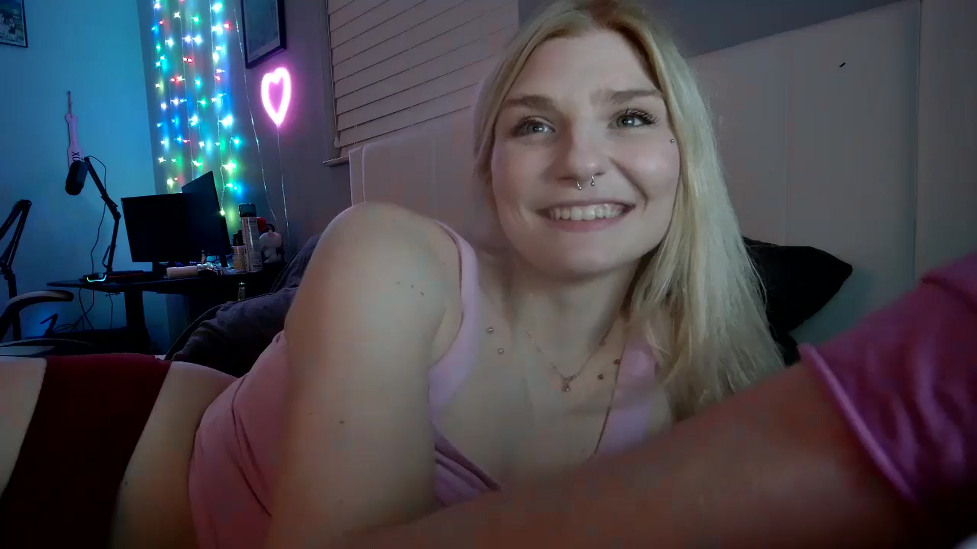 Gallery image thumbnail from DuckChan0's myfreecams stream on, 11/25/2024, 24:32 image 20 of 20