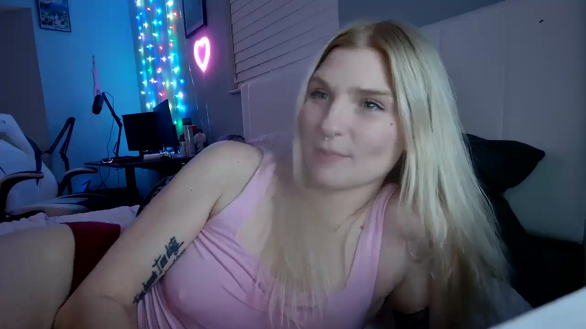 Gallery image thumbnail from DuckChan0's myfreecams stream on, 11/25/2024, 24:32 image 16 of 20
